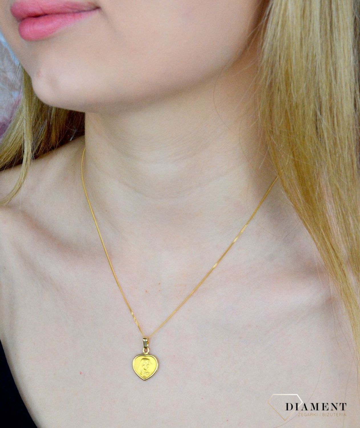Złota zawieszka 585 medalik Matka Boska DIA-ZAW-8999-585. Medalik będący wspaniałą pamiątką i prezentem z okazji chrztu, komunii czy bierzmowania. Zawieszka wykonana ze złota próby 585 Piękna biżuteria o bogatej symbolice reli.jpg
