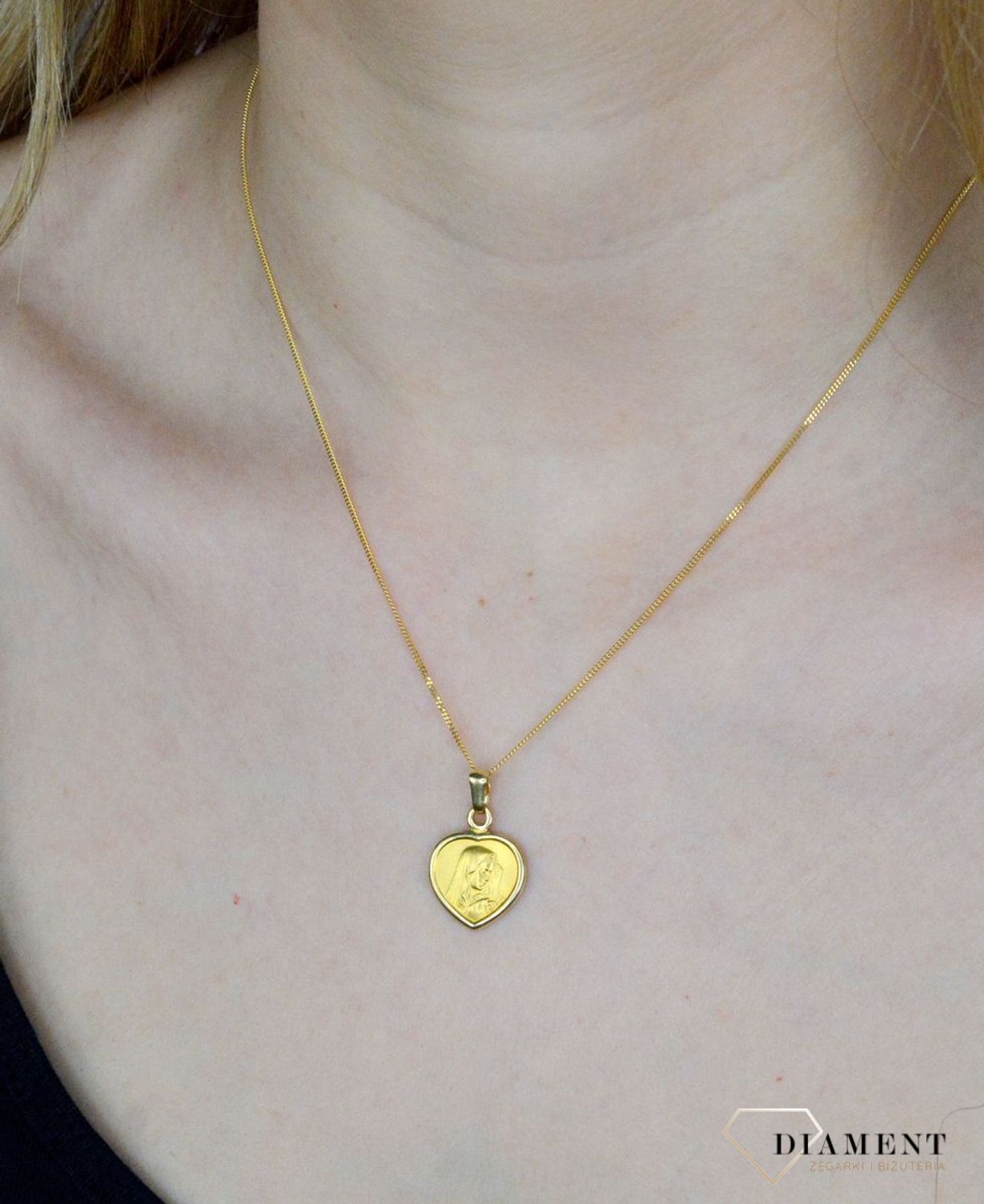 Złota zawieszka 585 medalik Matka Boska DIA-ZAW-8999-585. Medalik będący wspaniałą pamiątką i prezentem z okazji chrztu, komunii czy bierzmowania. Zawieszka wykonana ze złota próby 585 Piękna biżuteria o bogatej symbolice reli.jpg