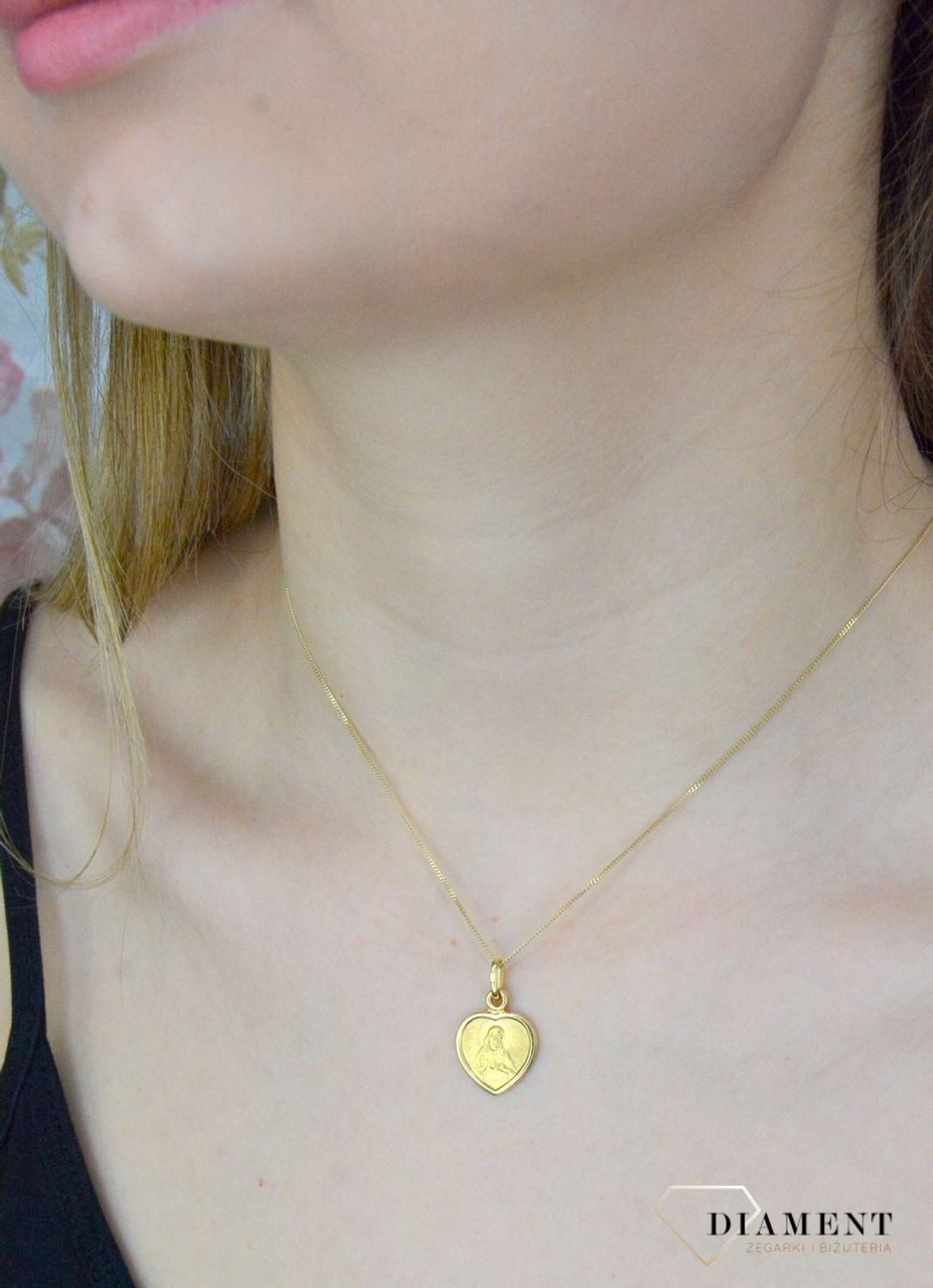 Złota zawieszka 585 medalik Serce Jezusa DIA-ZAW-9000-585. Wyjątkowa biżuteria sprawdzi się idealnie jako prezent i upamiętnienie takich chwil jak Pierwsza Komunia, Chrzest czy Bierzmowanie. Biżuteria sakralna..jpg