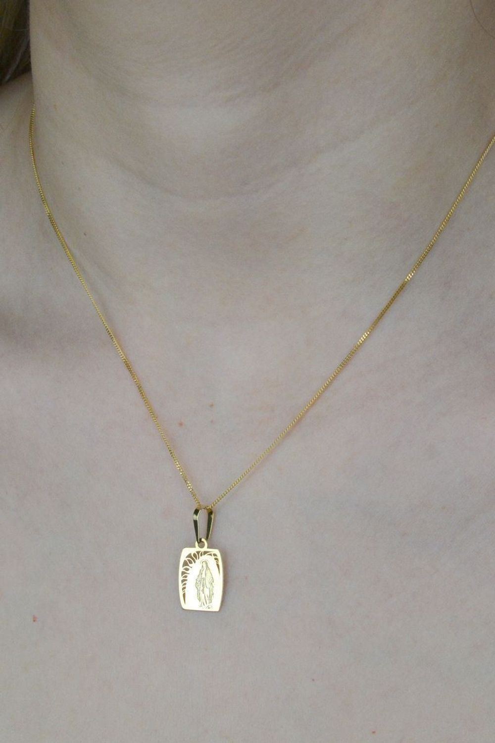 Złota zawieszka 585 medalik Matka Boska Niepokalana DIA-ZAW-9001-585. Delikatny wisiorek z wizerunkiem Matki Boskiej Niepokalanej to idealna propozycja na prezent z okazji Pierwszej Komunii Świętej, chrztu czy bierzmowania. Bi.jpg