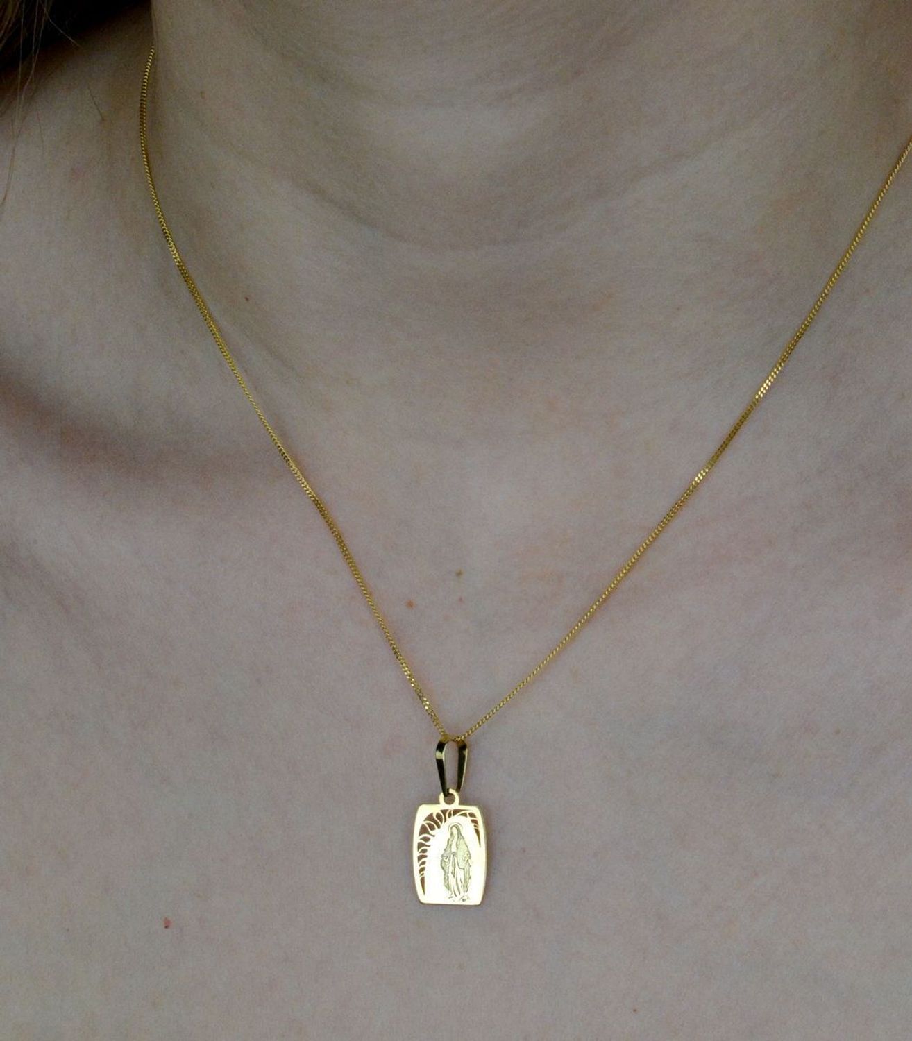 Złota zawieszka 585 medalik Matka Boska Niepokalana DIA-ZAW-9001-585. Delikatny wisiorek z wizerunkiem Matki Boskiej Niepokalanej to idealna propozycja na prezent z okazji Pierwszej Komunii Świętej, chrztu czy bierzmowania. Bi.jpg