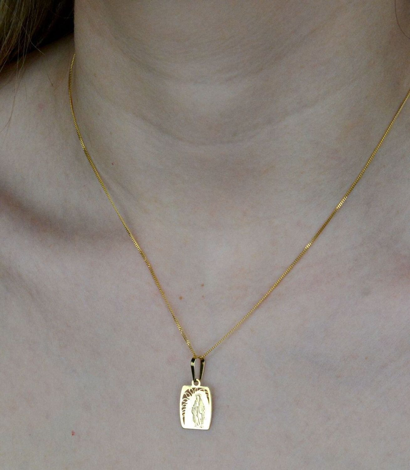 Złota zawieszka 585 medalik Matka Boska Niepokalana DIA-ZAW-9001-585. Delikatny wisiorek z wizerunkiem Matki Boskiej Niepokalanej to idealna propozycja na prezent z okazji Pierwszej Komunii Świętej, chrztu czy bierzmowania. Bi.jpg