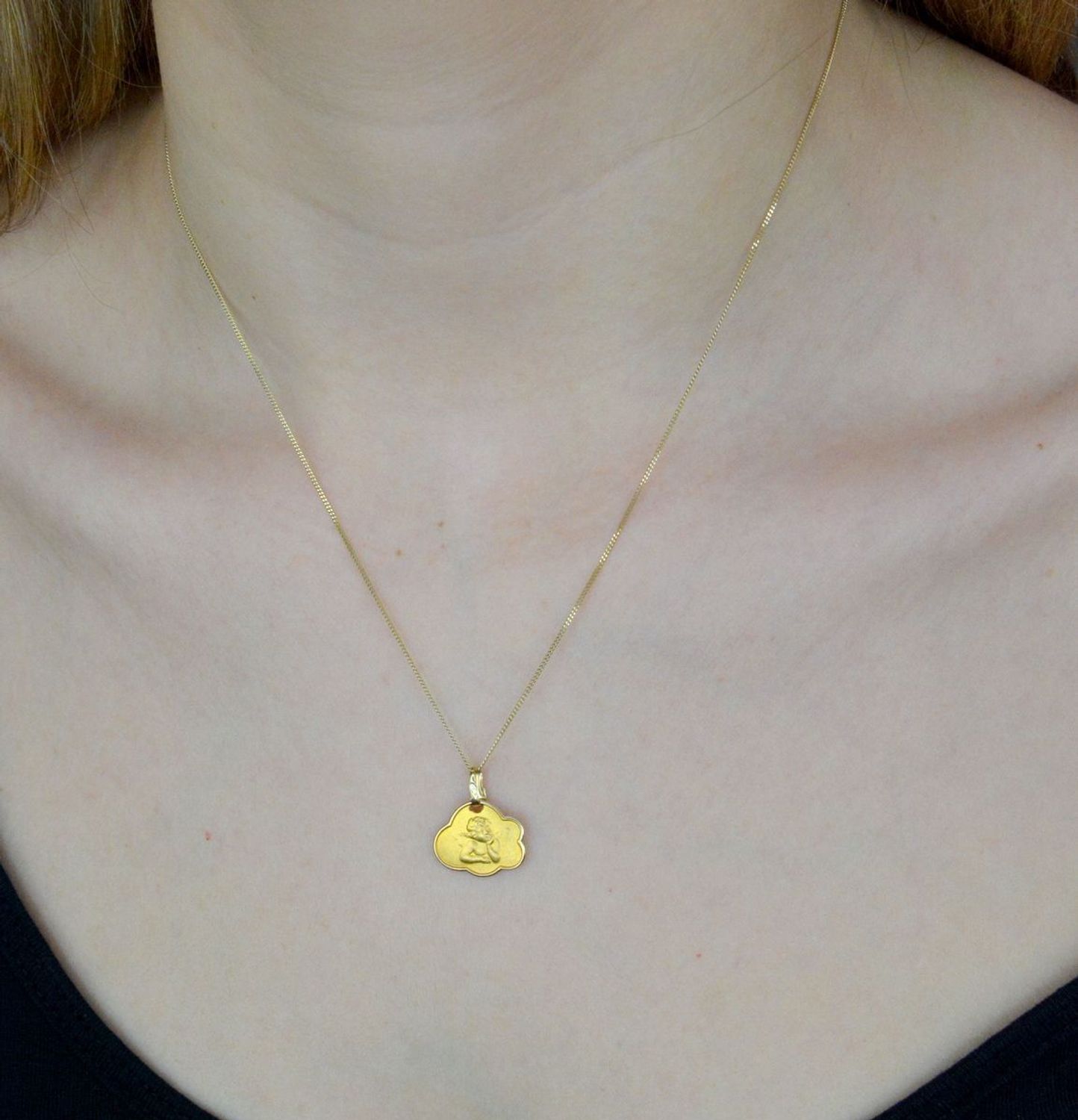 Złota zawieszka 585 medalik Anioł Stróż na chmurce DIA-ZAW-9002-585. Medalik będący wspaniałą pamiątką i prezentem z okazji chrztu, komunii czy bierzmowania. Biżuteria sakralna. Medalik Pamiątka I Komunii Świętej.jpg