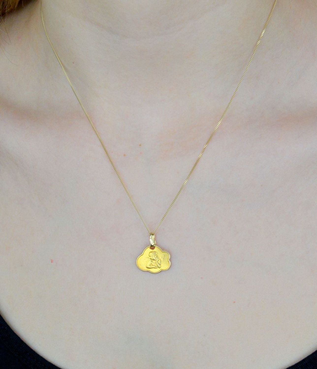 Złota zawieszka 585 medalik Anioł Stróż na chmurce DIA-ZAW-9002-585. Medalik będący wspaniałą pamiątką i prezentem z okazji chrztu, komunii czy bierzmowania. Biżuteria sakralna. Medalik Pamiątka I Komunii Świętej.jpg