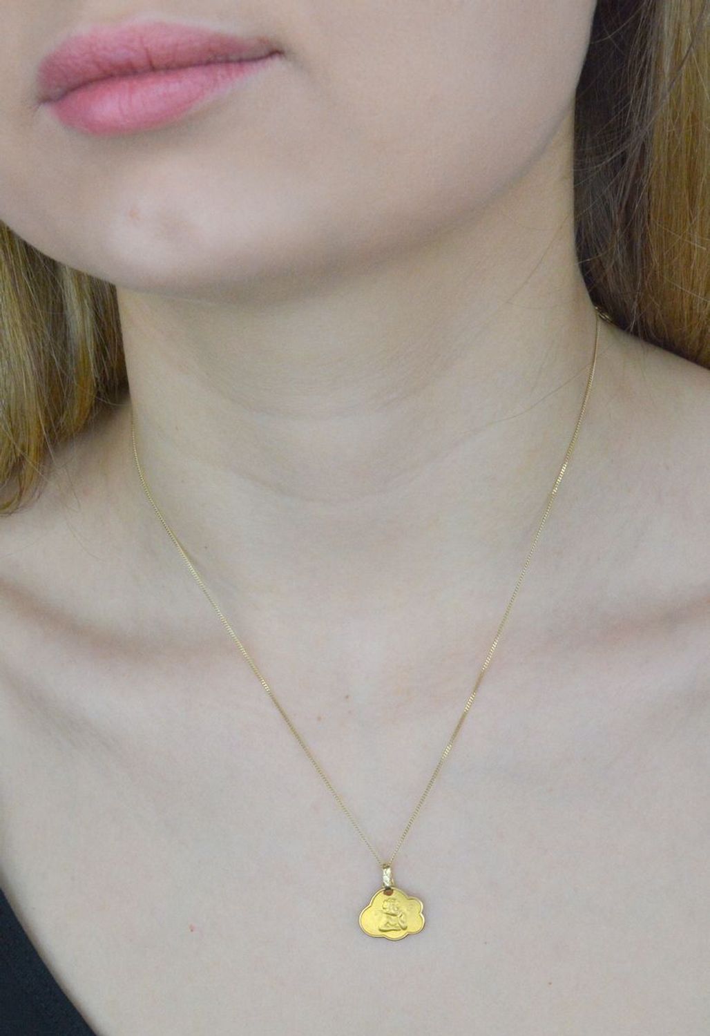 Złota zawieszka 585 medalik Anioł Stróż na chmurce DIA-ZAW-9002-585. Medalik będący wspaniałą pamiątką i prezentem z okazji chrztu, komunii czy bierzmowania. Biżuteria sakralna. Medalik Pamiątka I Komunii Świętej.jpg