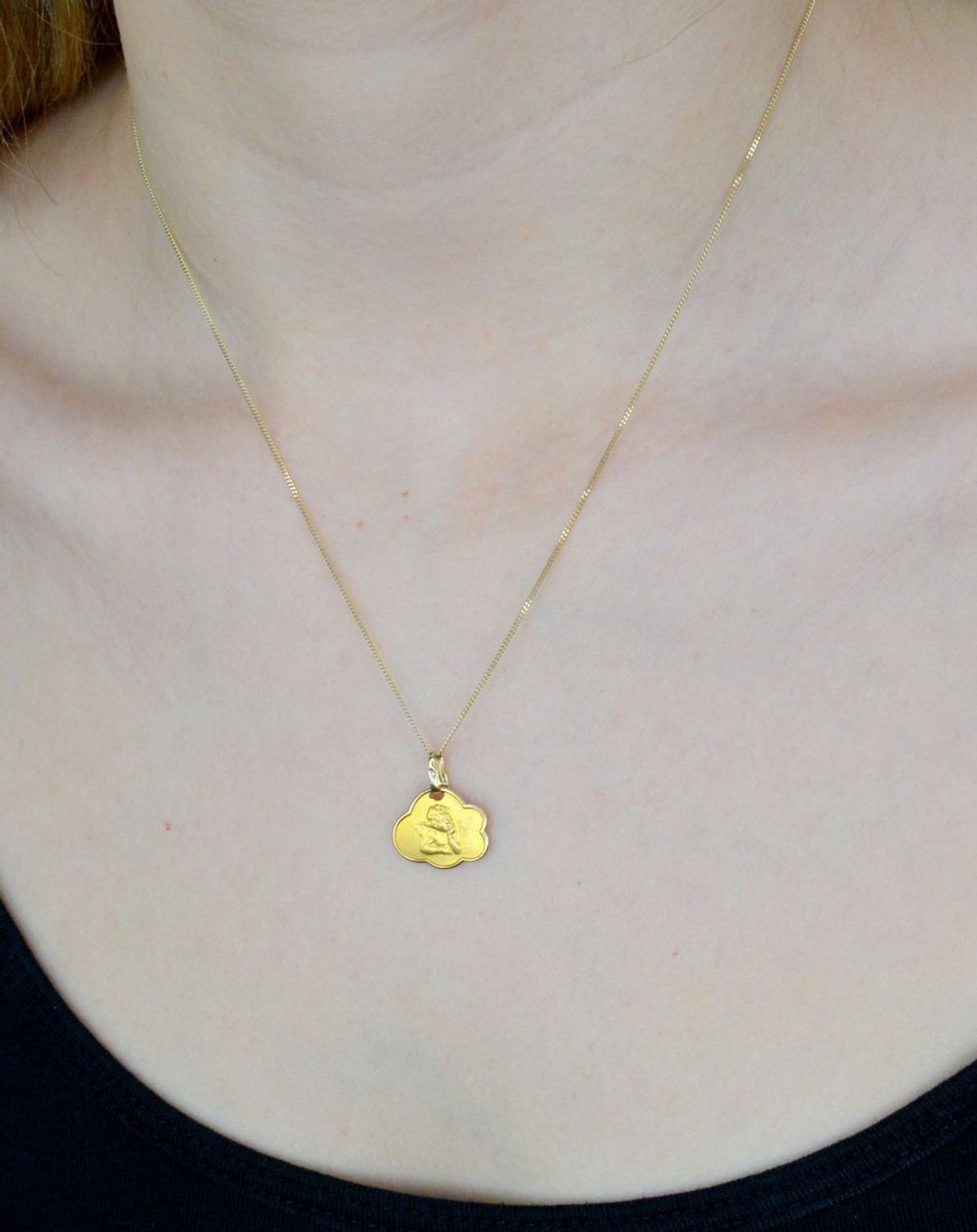 Złota zawieszka 585 medalik Anioł Stróż na chmurce DIA-ZAW-9002-585. Medalik będący wspaniałą pamiątką i prezentem z okazji chrztu, komunii czy bierzmowania. Biżuteria sakralna. Medalik Pamiątka I Komunii Świętej.jpg