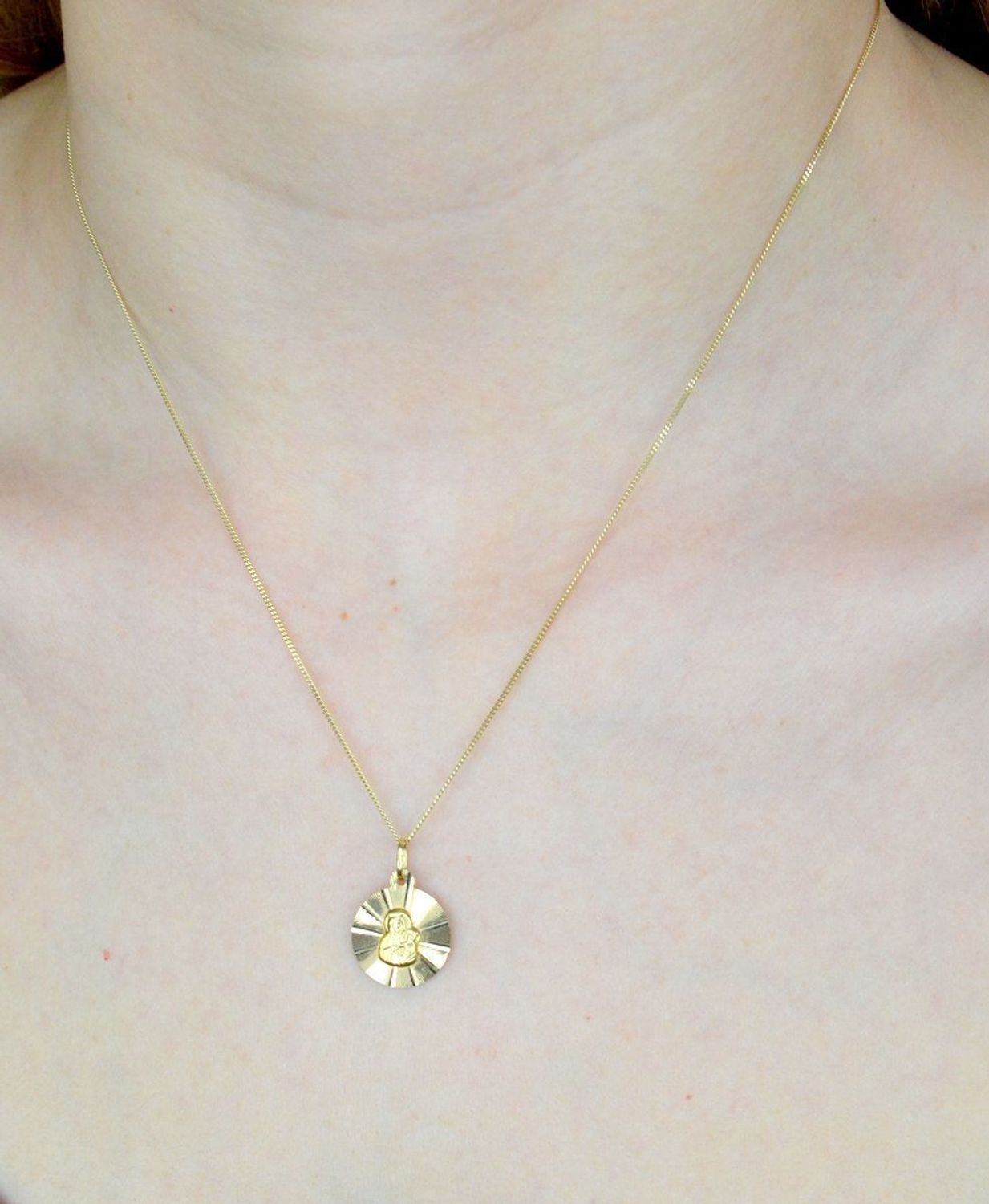 Złota zawieszka 585 medalik z Matką Boską Częstochowską DIA-ZAW-9003-585. Medalik będący wspaniałą pamiątką i prezentem z okazji chrztu, komunii czy bierzmowania. Biżuteria sakralna..jpg