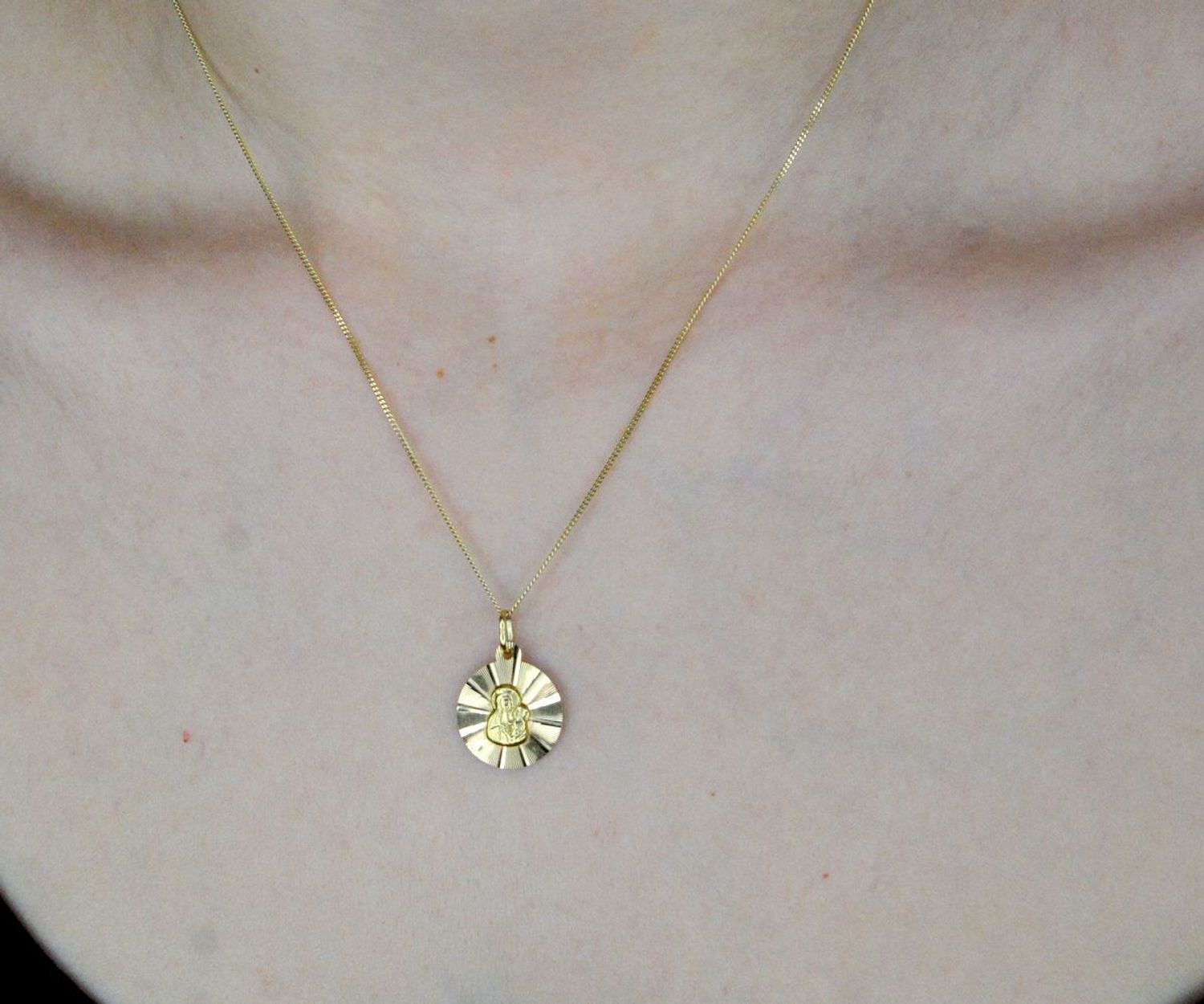 Złota zawieszka 585 medalik z Matką Boską Częstochowską DIA-ZAW-9003-585. Medalik będący wspaniałą pamiątką i prezentem z okazji chrztu, komunii czy bierzmowania. Biżuteria sakralna..jpg