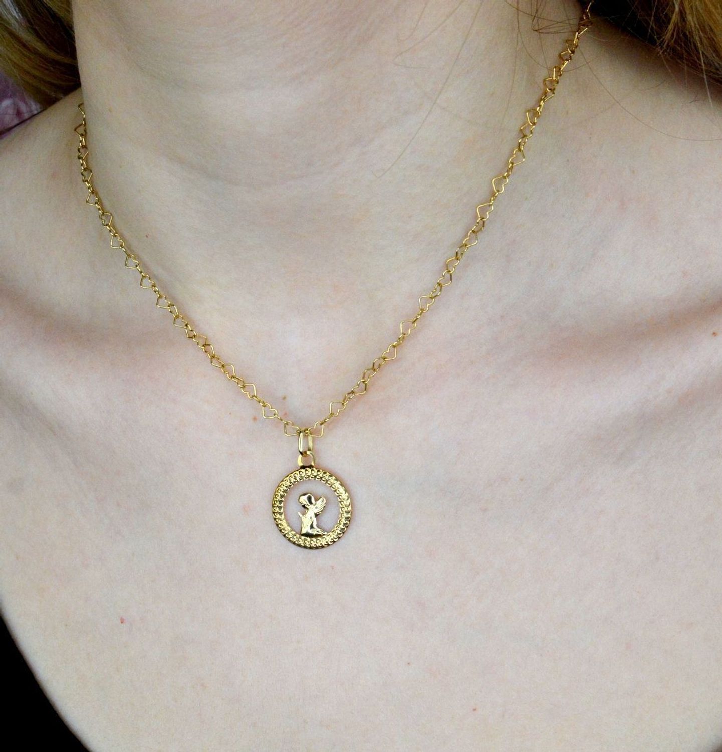 Złota zawieszka 585 medalik z aniołkiem DIA-ZAW-9005-585. Medalik będący wspaniałą pamiątką i prezentem z okazji chrztu, komunii czy bierzmowania. Biżuteria sakralna. Medalik z aniołem..jpg