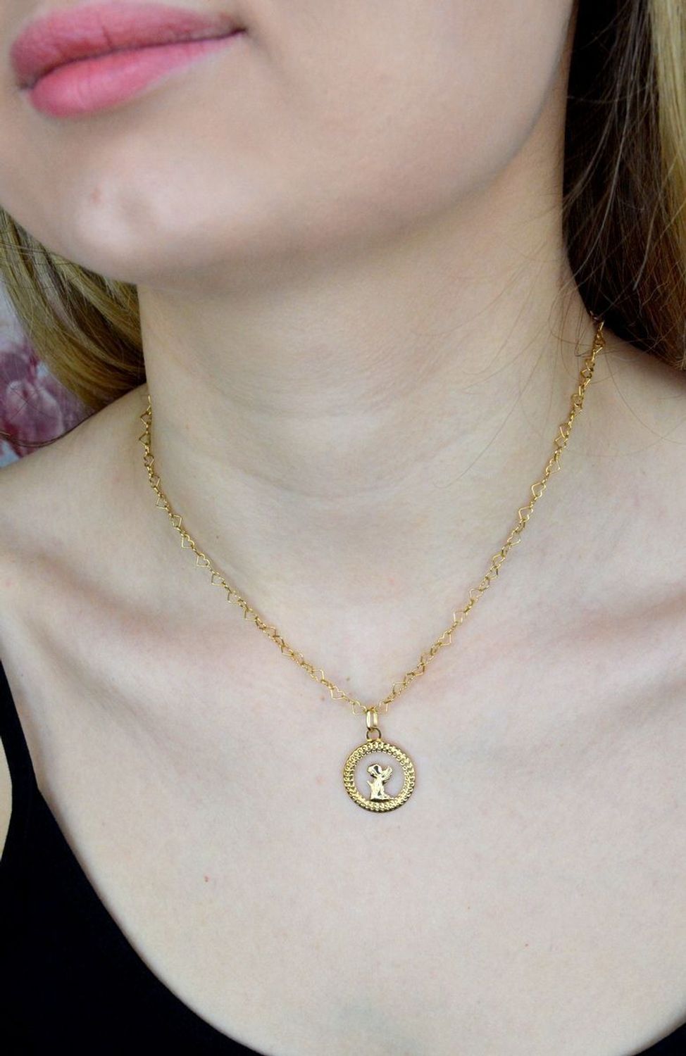 Złota zawieszka 585 medalik z aniołkiem DIA-ZAW-9005-585. Medalik będący wspaniałą pamiątką i prezentem z okazji chrztu, komunii czy bierzmowania. Biżuteria sakralna. Medalik z aniołem..jpg