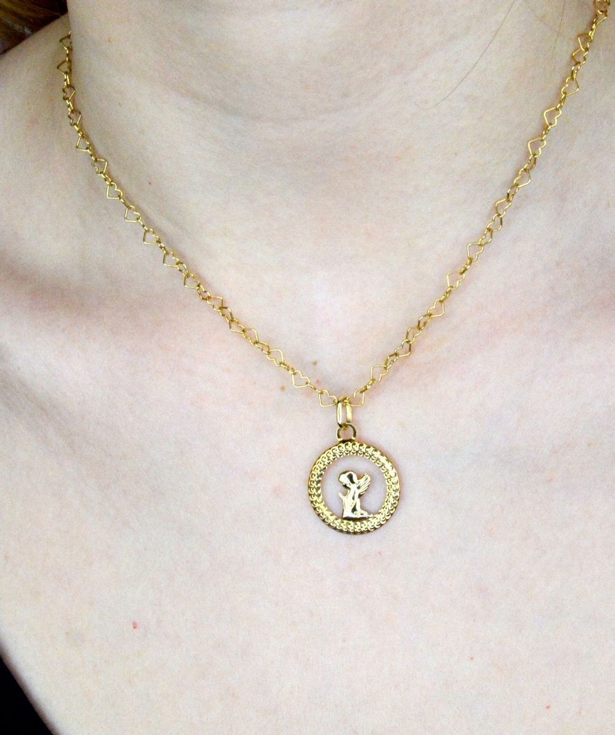 Złota zawieszka 585 medalik z aniołkiem DIA-ZAW-9005-585. Medalik będący wspaniałą pamiątką i prezentem z okazji chrztu, komunii czy bierzmowania. Biżuteria sakralna. Medalik z aniołem..jpg