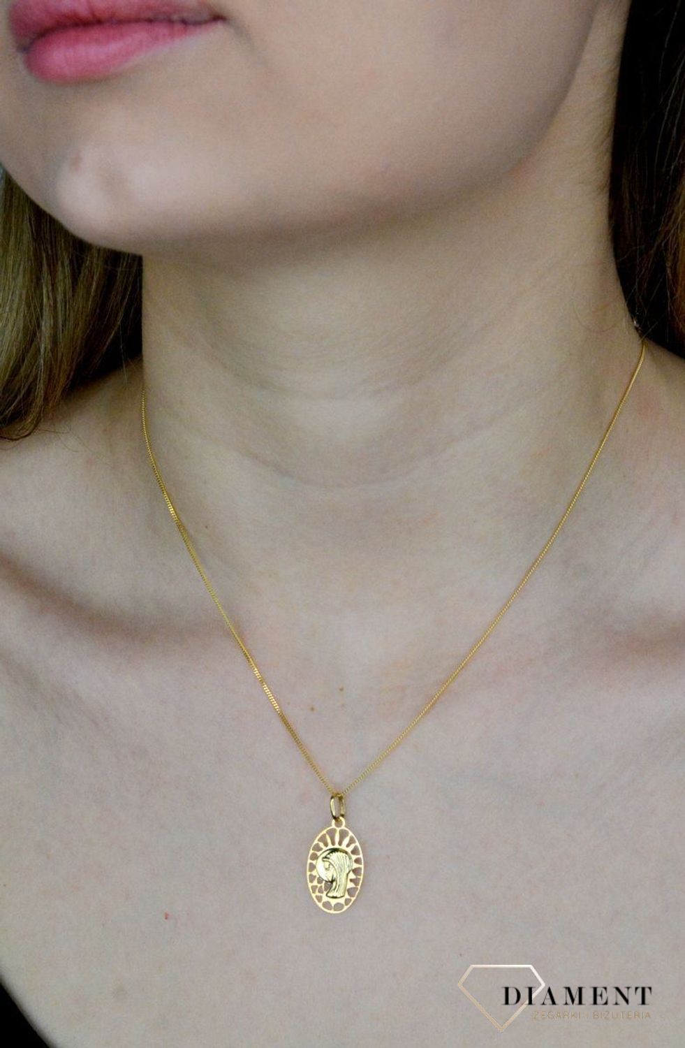 Złota zawieszka 585 medalik z wizerunkiem Matki Boskiej DIA-ZAW-9006-585. Medalik będący wspaniałą pamiątką i prezentem z okazji chrztu, komunii czy bierzmowania. Biżuteria sakralna. Zawieszka z Maryją..jpg
