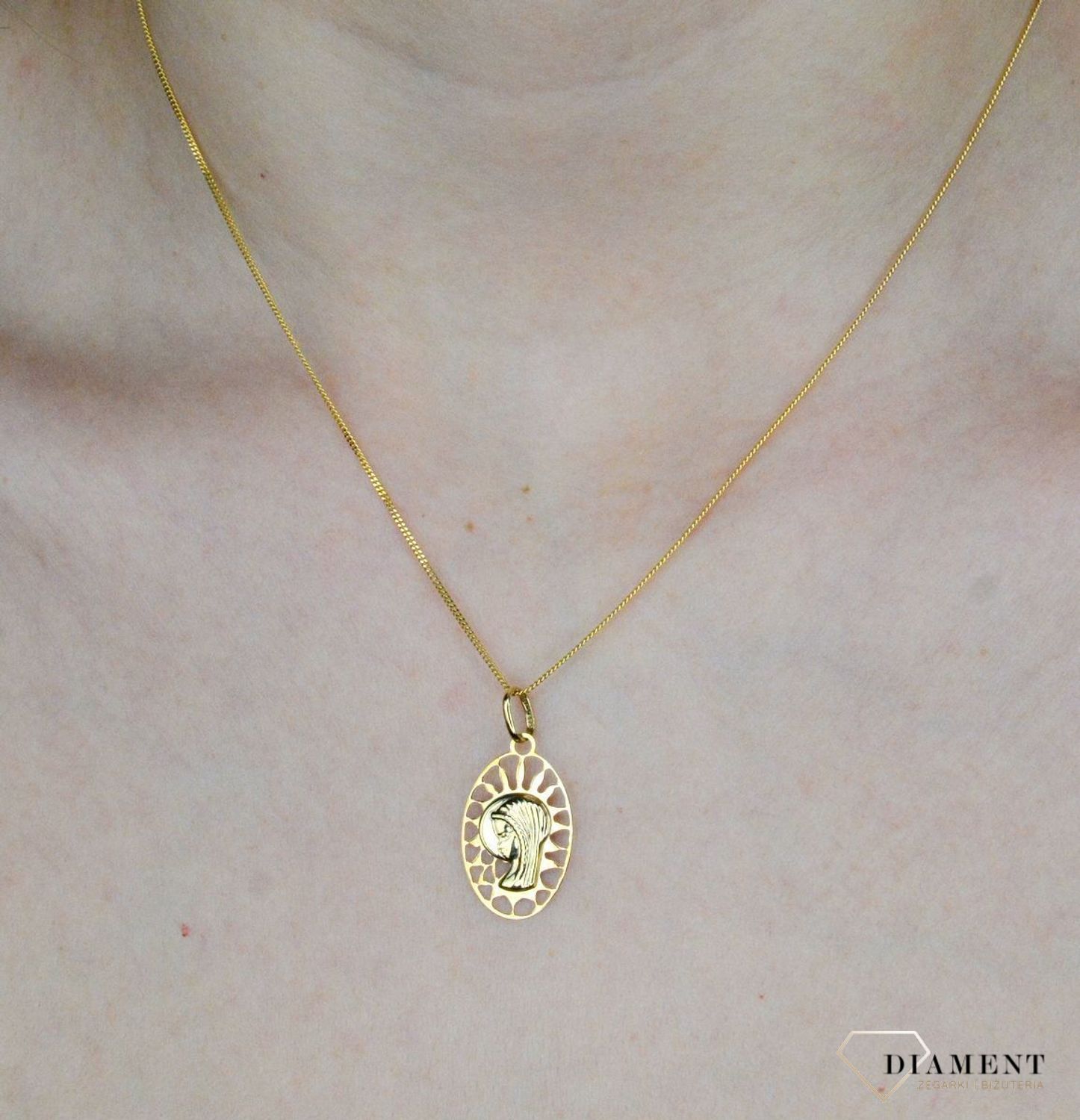 Złota zawieszka 585 medalik z wizerunkiem Matki Boskiej DIA-ZAW-9006-585. Medalik będący wspaniałą pamiątką i prezentem z okazji chrztu, komunii czy bierzmowania. Biżuteria sakralna. Zawieszka z Maryją..jpg