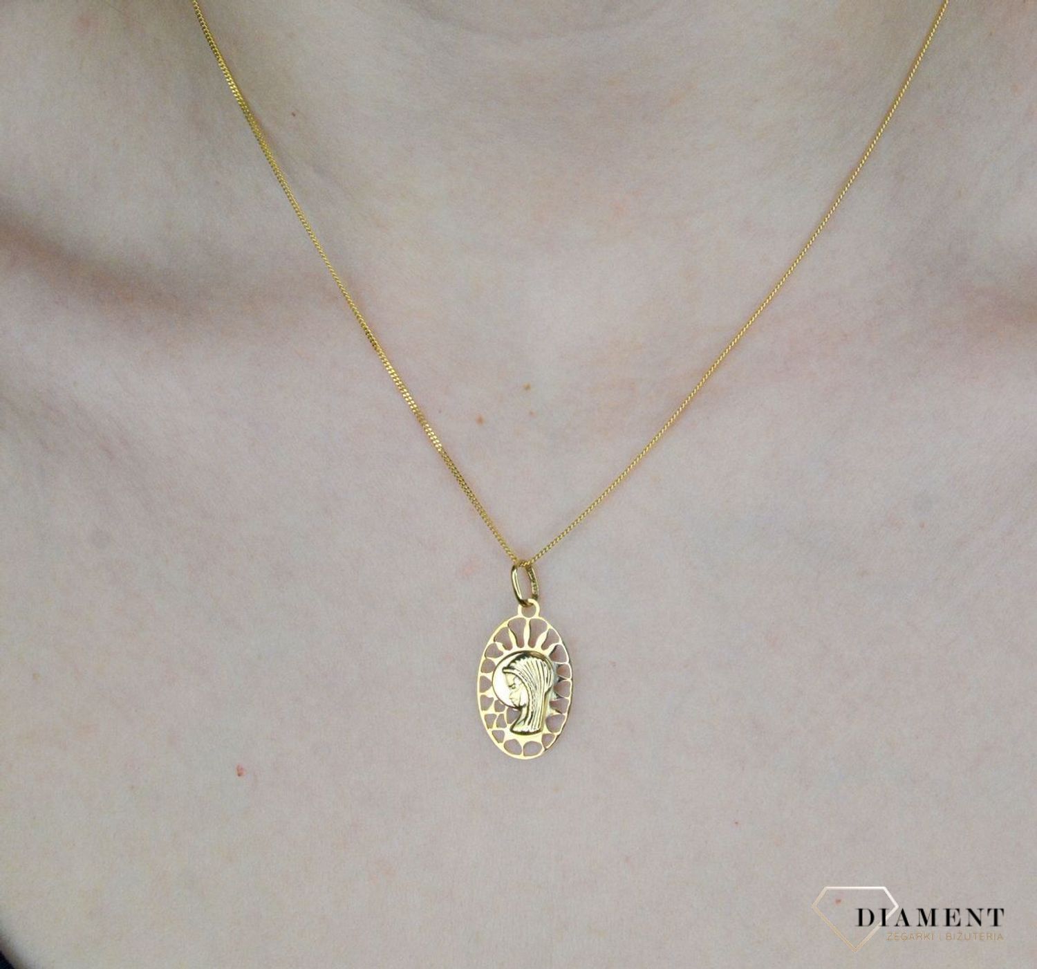 Złota zawieszka 585 medalik z wizerunkiem Matki Boskiej DIA-ZAW-9006-585. Medalik będący wspaniałą pamiątką i prezentem z okazji chrztu, komunii czy bierzmowania. Biżuteria sakralna. Zawieszka z Maryją..jpg