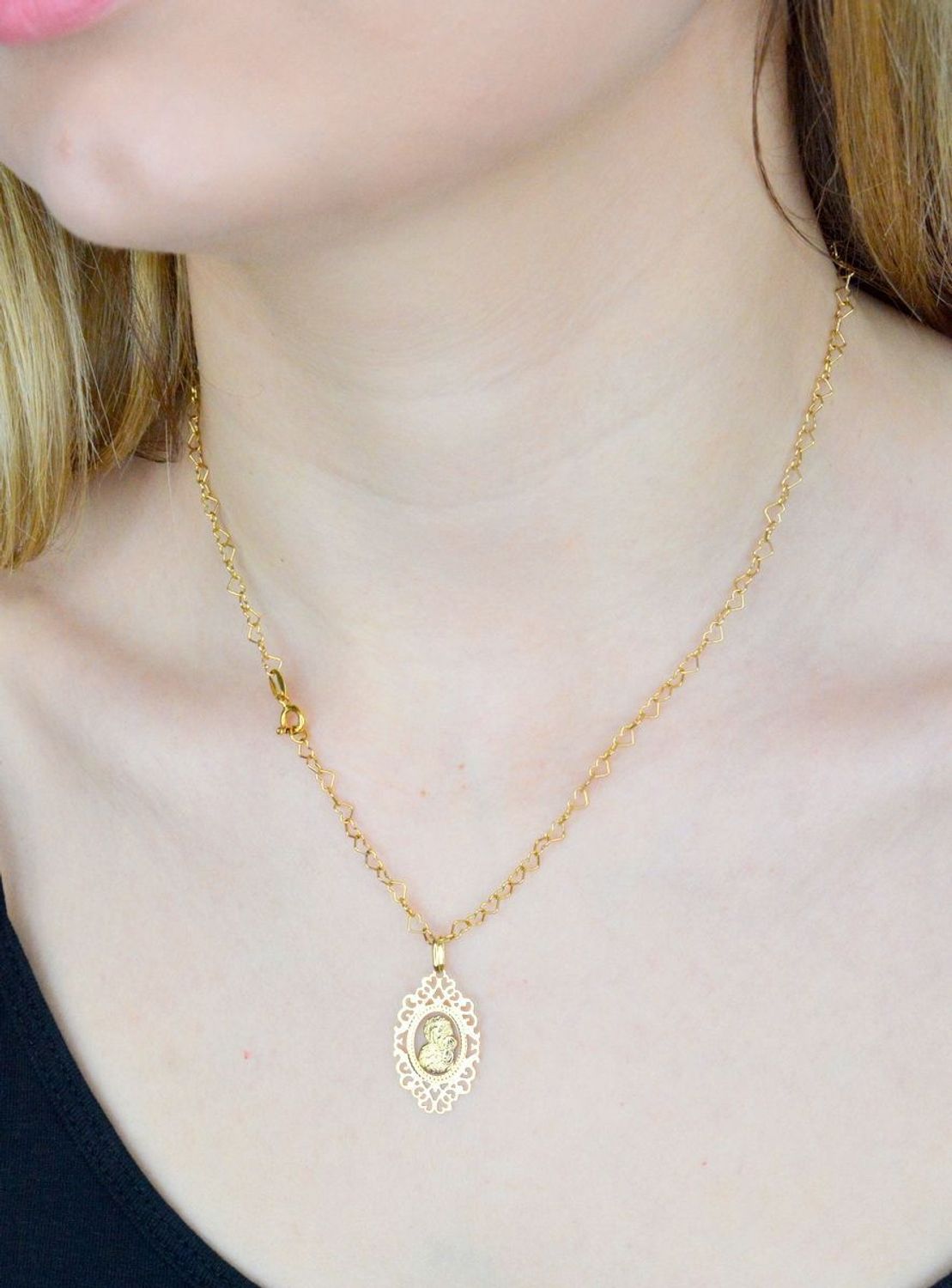 Złota zawieszka 585 medalik z Matką Boską Częstochowską DIA-ZAW-9007-585. Medalik będący wspaniałą pamiątką i prezentem z okazji chrztu, komunii czy bierzmowania. Biżuteria Sakralna. Matka Boska Częstochowska. Darmowa dostawa..jpg