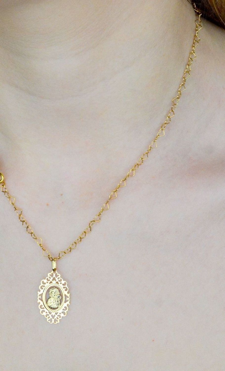 Złota zawieszka 585 medalik z Matką Boską Częstochowską DIA-ZAW-9007-585. Medalik będący wspaniałą pamiątką i prezentem z okazji chrztu, komunii czy bierzmowania. Biżuteria Sakralna. Matka Boska Częstochowska. Darmowa dostawa..jpg