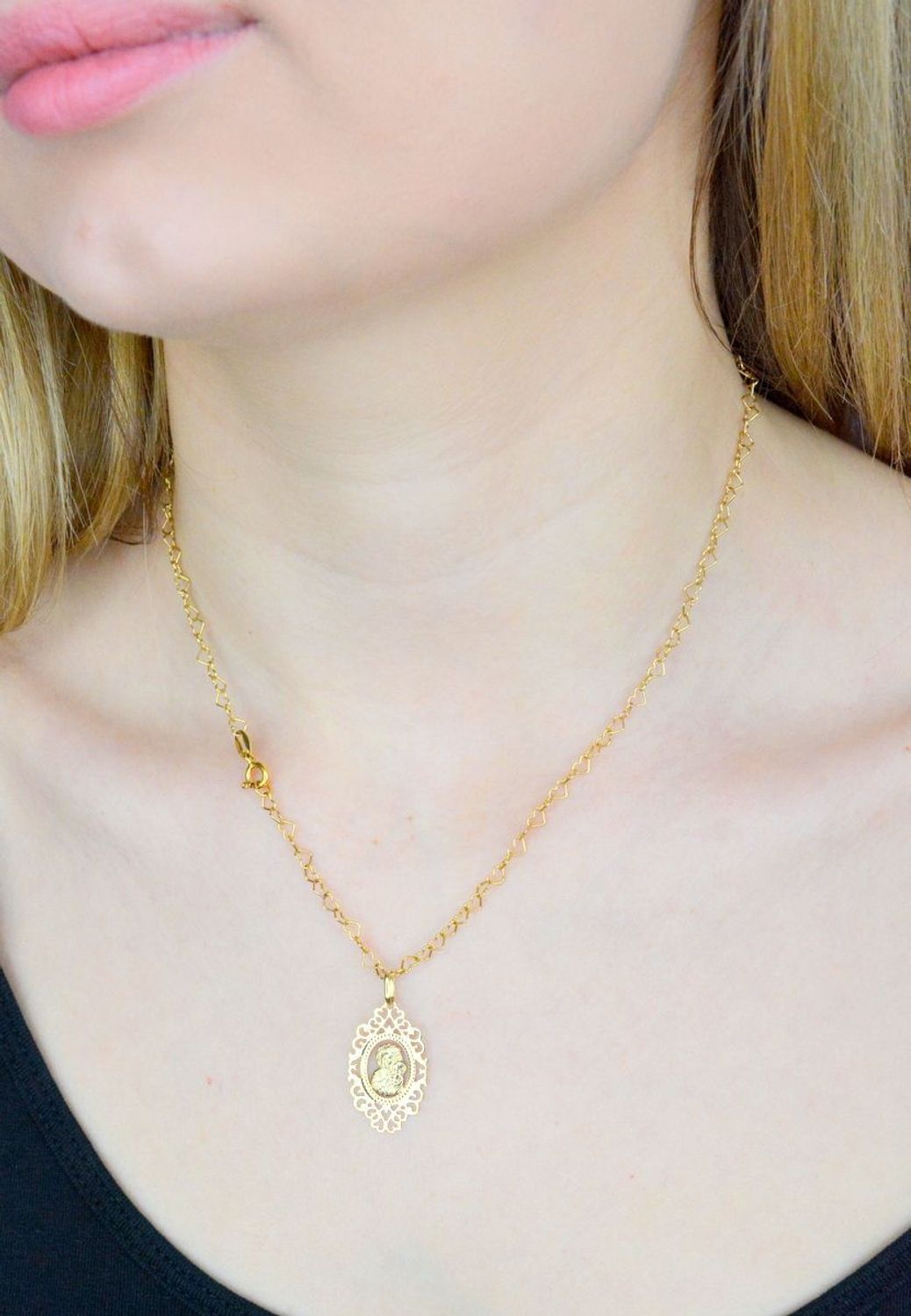 Złota zawieszka 585 medalik z Matką Boską Częstochowską DIA-ZAW-9007-585. Medalik będący wspaniałą pamiątką i prezentem z okazji chrztu, komunii czy bierzmowania. Biżuteria Sakralna. Matka Boska Częstochowska. Darmowa dostawa..jpg