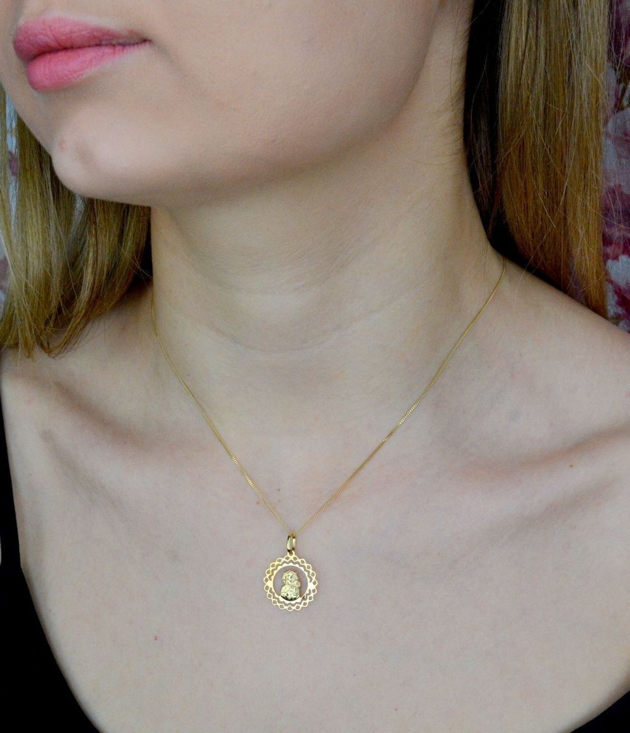 Złota zawieszka 585 medalik z Matką Boską Częstochowską DIA-ZAW-9008-585. Medalik będący wspaniałą pamiątką i prezentem z okazji chrztu, komunii czy bierzmowania. Biżuteria sakralna. Medalik Matka Boska Częstochowska z dziecią.jpg