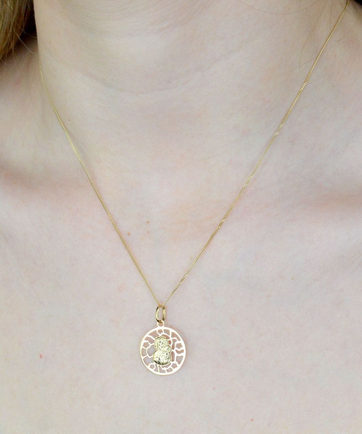 Złota zawieszka 585 medalik z Matką Boską Częstochowską DIA-ZAW-9008-585. Medalik będący wspaniałą pamiątką i prezentem z okazji chrztu, komunii czy bierzmowania. Biżuteria sakralna. Medalik Matka Boska Częstochowska z dziecią.jpg