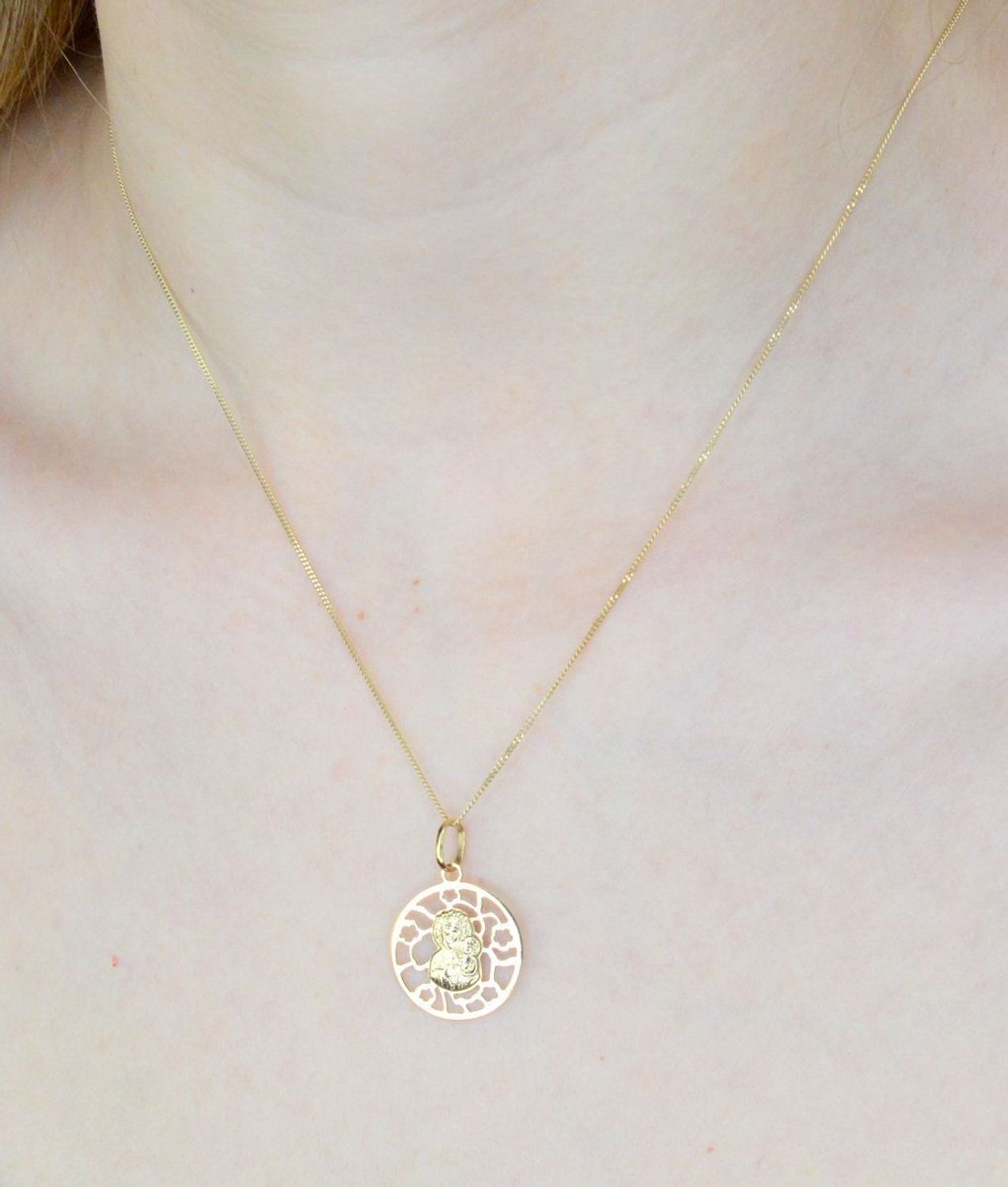 Złota zawieszka 585 medalik z Matką Boską Częstochowską DIA-ZAW-9008-585. Medalik będący wspaniałą pamiątką i prezentem z okazji chrztu, komunii czy bierzmowania. Biżuteria sakralna. Medalik Matka Boska Częstochowska z dziecią.jpg