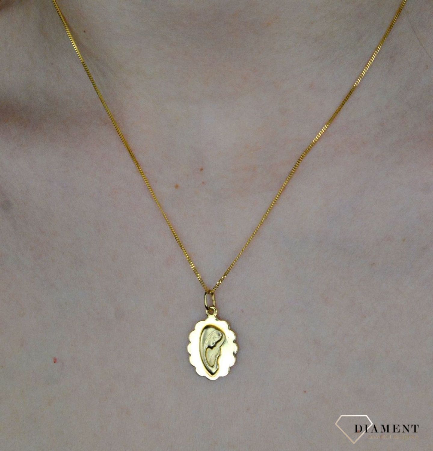 Złota zawieszka 585 medalik z wizerunkiem Matki Boskiej DIA-ZAW-9009-585. Medalik będący wspaniałą pamiątką i prezentem z okazji chrztu, komunii czy bierzmowania. Biżuteria sakralna. Metalik z Maryją..jpg