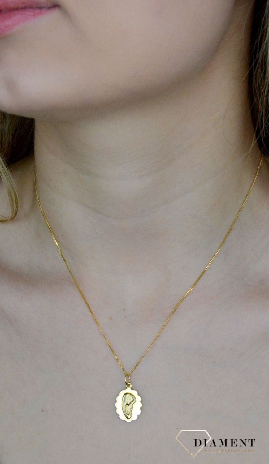 Złota zawieszka 585 medalik z wizerunkiem Matki Boskiej DIA-ZAW-9009-585. Medalik będący wspaniałą pamiątką i prezentem z okazji chrztu, komunii czy bierzmowania. Biżuteria sakralna. Metalik z Maryją..jpg