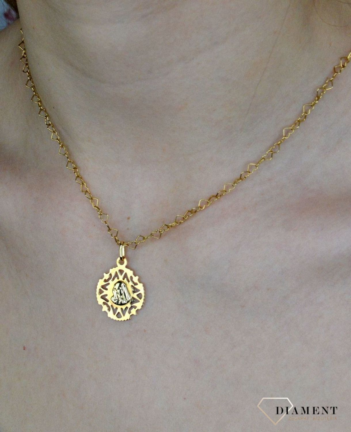 Złota zawieszka 585 medalik z Matką Boską DIA-ZAW-9010-585. Piękny medalik o bogatej symbolice religijnej. Sakralną biżuterię wykonano z 14-karatowego żółtego złota, kruszcu od wielu setek lat symbolizującego doskonałość i pon.jpg