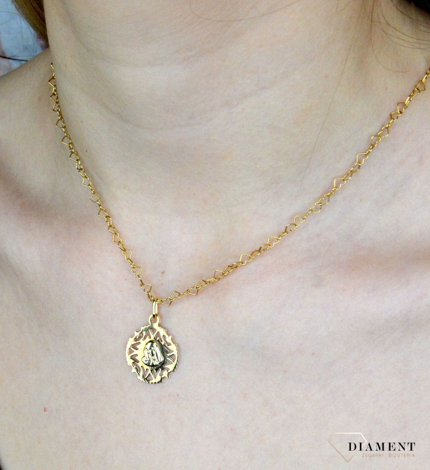 Złota zawieszka 585 medalik z Matką Boską DIA-ZAW-9010-585. Piękny medalik o bogatej symbolice religijnej. Sakralną biżuterię wykonano z 14-karatowego żółtego złota, kruszcu od wielu setek lat symbolizującego doskonałość i pon.jpg