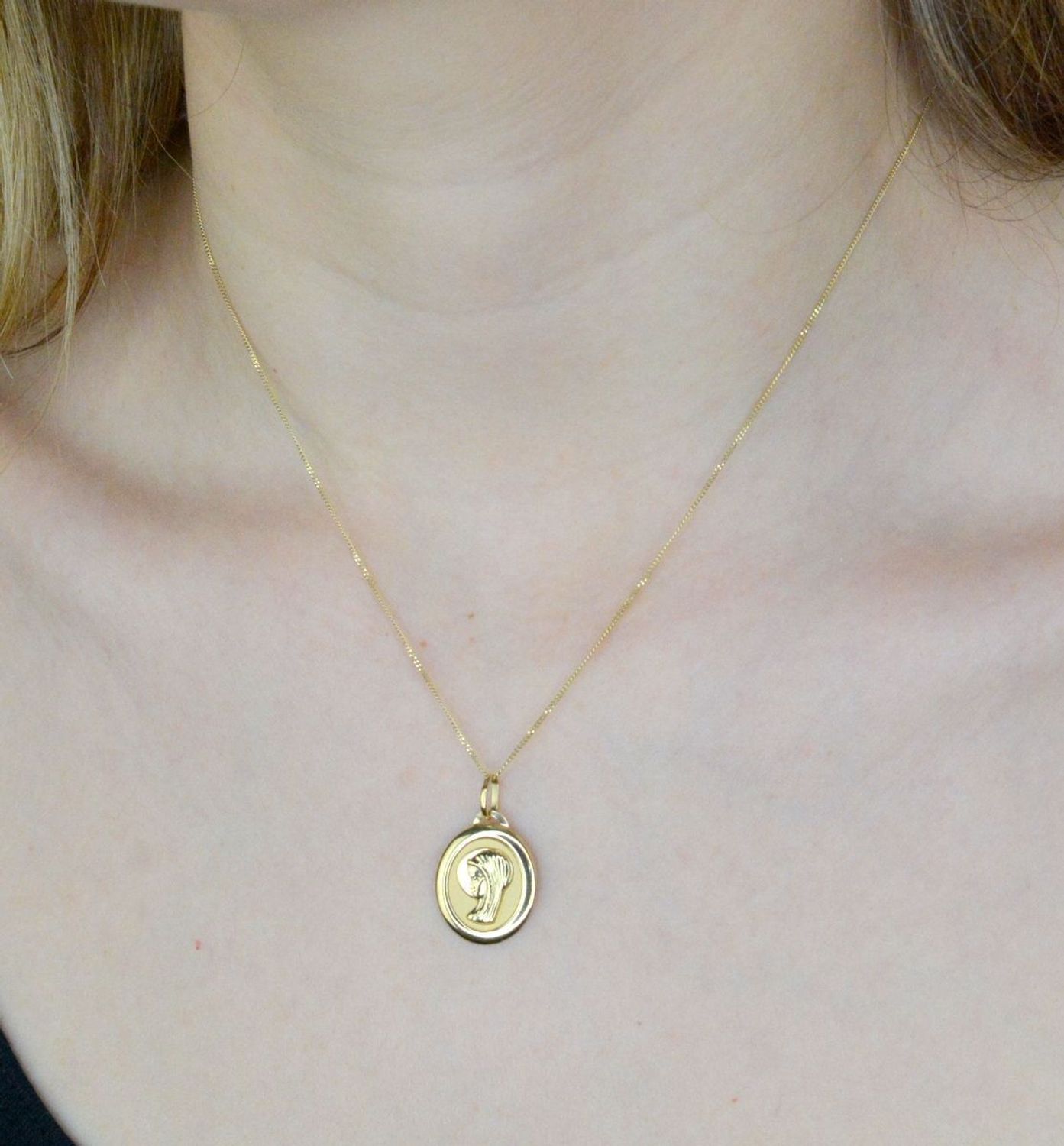 Złota zawieszka 585 medalik z Matką Boską DIA-ZAW-9011-585. Medalik będący wspaniałą pamiątką i prezentem z okazji chrztu, komunii czy bierzmowania. Zawieszka wykonana ze złota próby 585..jpg