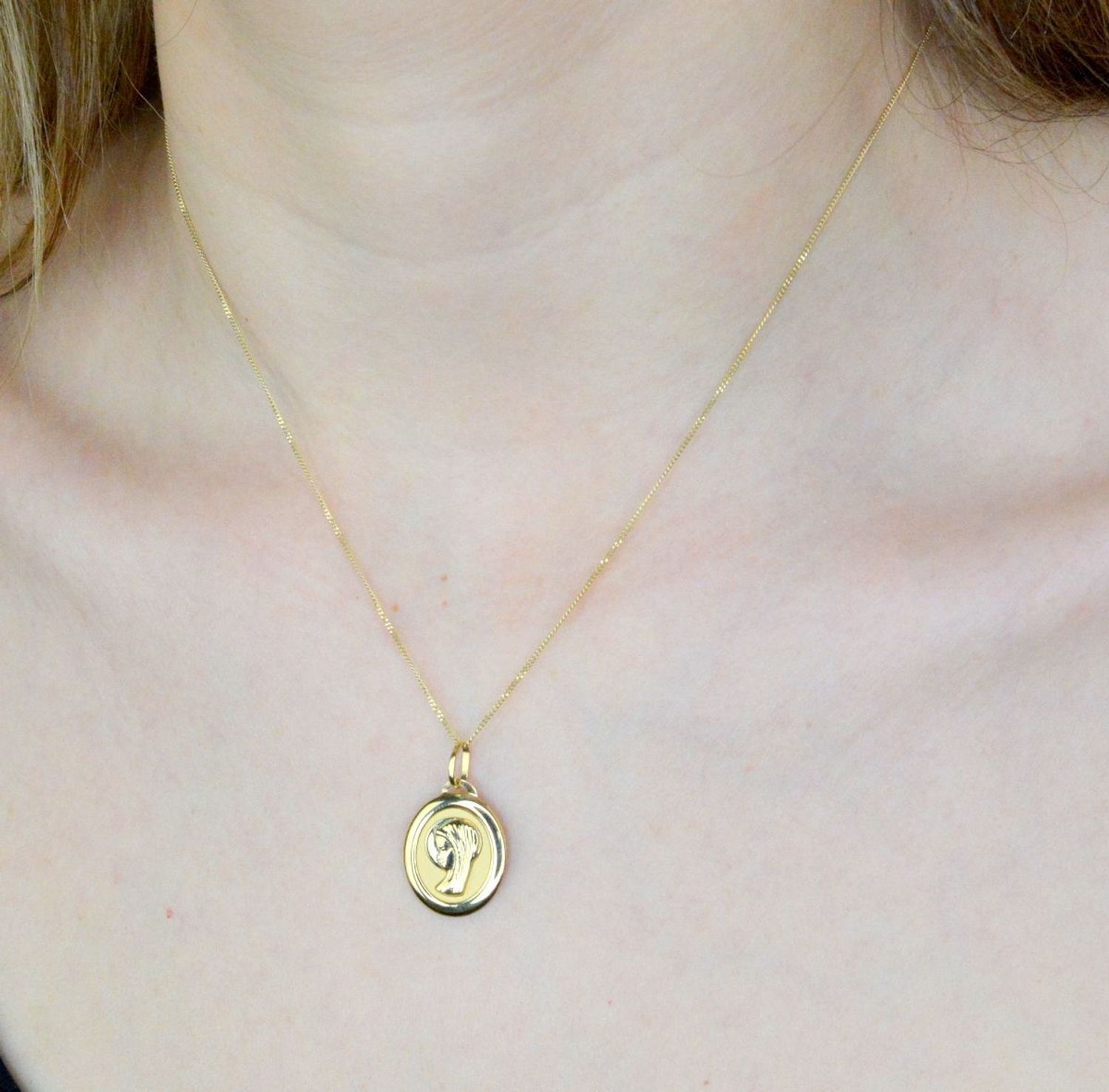 Złota zawieszka 585 medalik z Matką Boską DIA-ZAW-9011-585. Medalik będący wspaniałą pamiątką i prezentem z okazji chrztu, komunii czy bierzmowania. Zawieszka wykonana ze złota próby 585..jpg