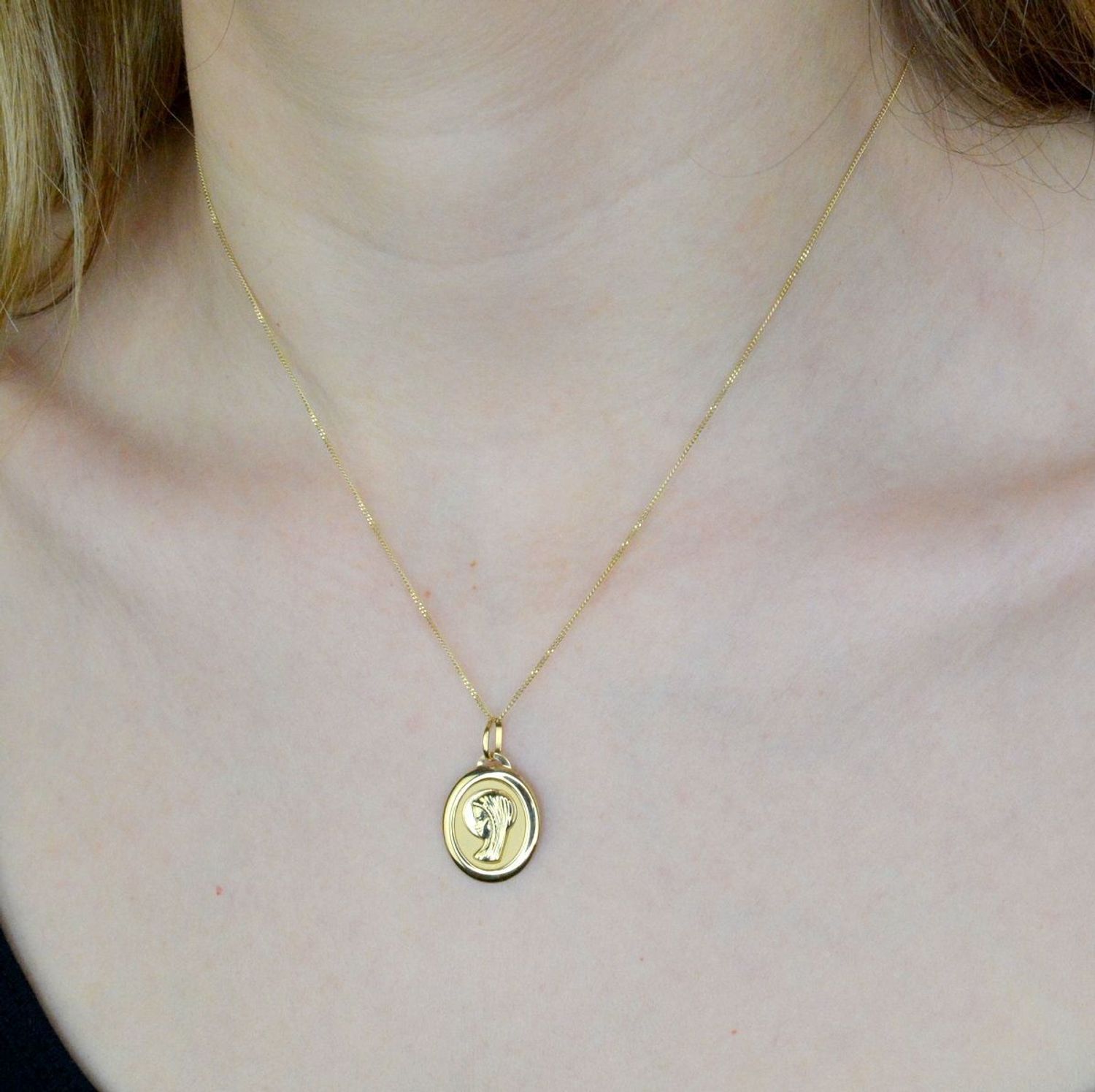 Złota zawieszka 585 medalik z Matką Boską DIA-ZAW-9011-585. Medalik będący wspaniałą pamiątką i prezentem z okazji chrztu, komunii czy bierzmowania. Zawieszka wykonana ze złota próby 585..jpg