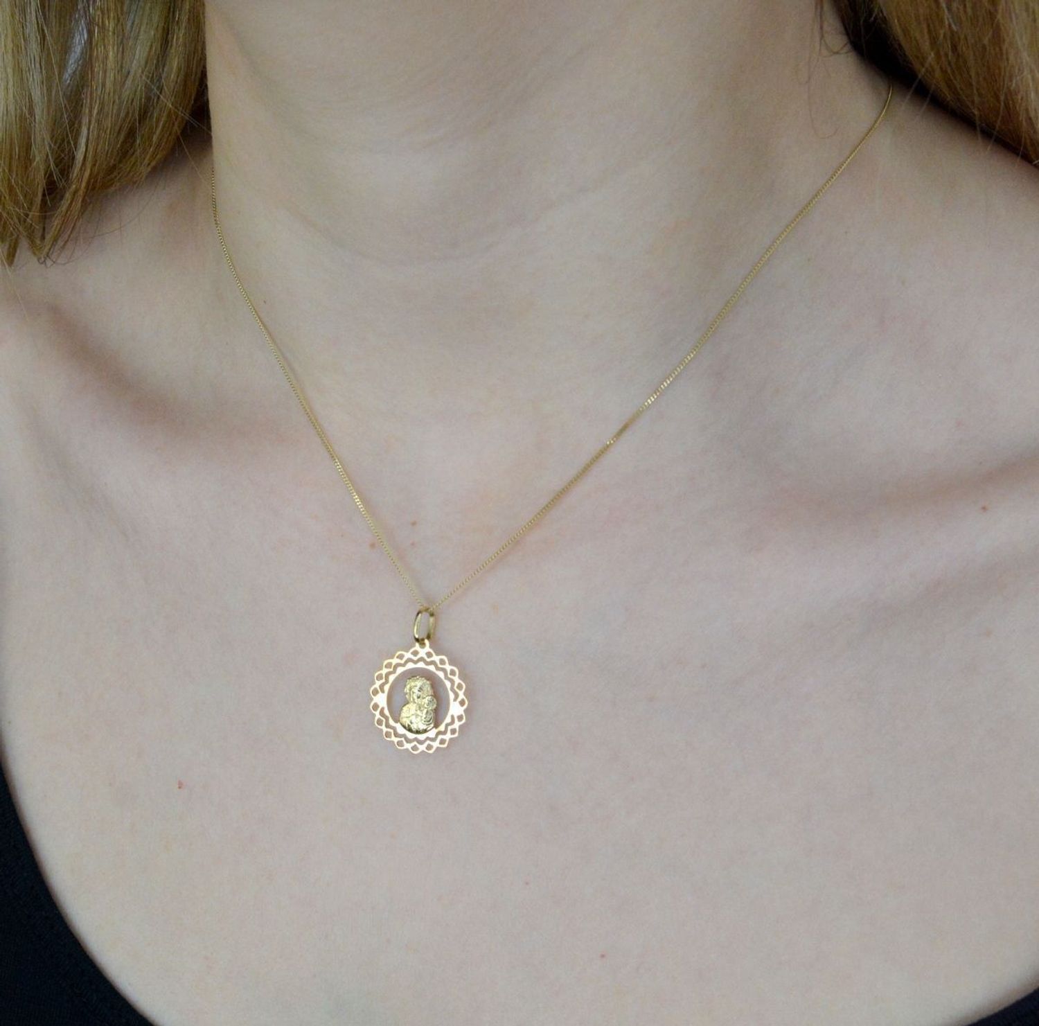 Złota zawieszka 585 medalik z Matką Boską Częstochowską DIA-ZAW-9012-585. Medalik będący wspaniałą pamiątką i prezentem z okazji chrztu, komunii czy bierzmowania. Biżuteria sakralna. Matka Boska Częstochowska..jpg