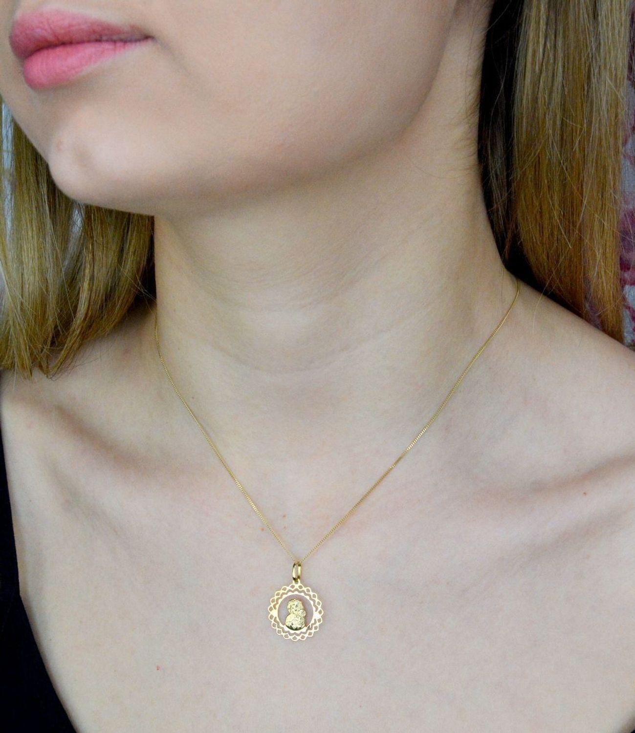 Złota zawieszka 585 medalik z Matką Boską Częstochowską DIA-ZAW-9012-585. Medalik będący wspaniałą pamiątką i prezentem z okazji chrztu, komunii czy bierzmowania. Biżuteria sakralna. Matka Boska Częstochowska..jpg