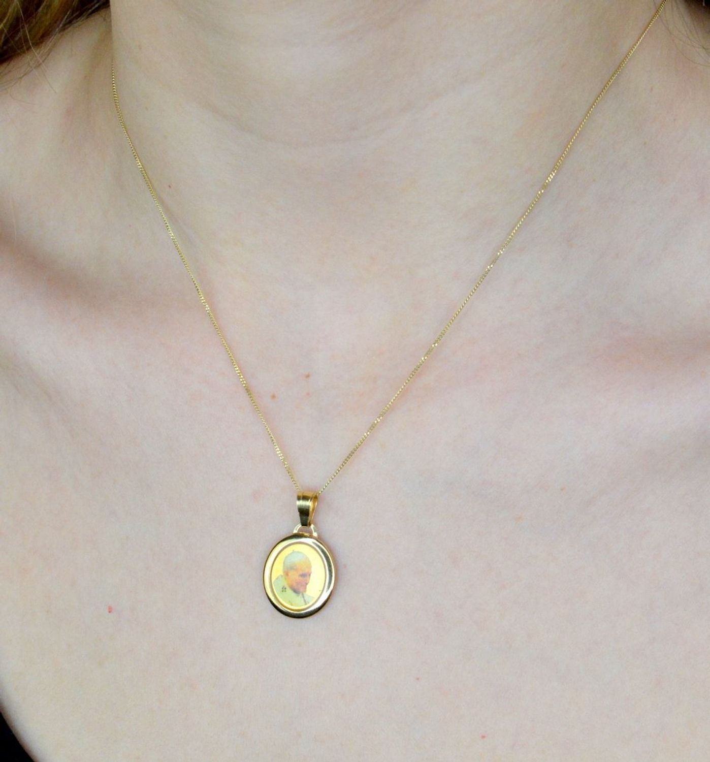 Złota zawieszka medalik 585 Święty Jan Paweł II DIA-ZAW-9013-585. Złoty medalik z wizerunkiem Świętego Jana Pawła II to doskonały upominek dla każdego kto ceni sobie papieża polaka. Na prezent z okazji Pierwszej Komunii Święte.jpg