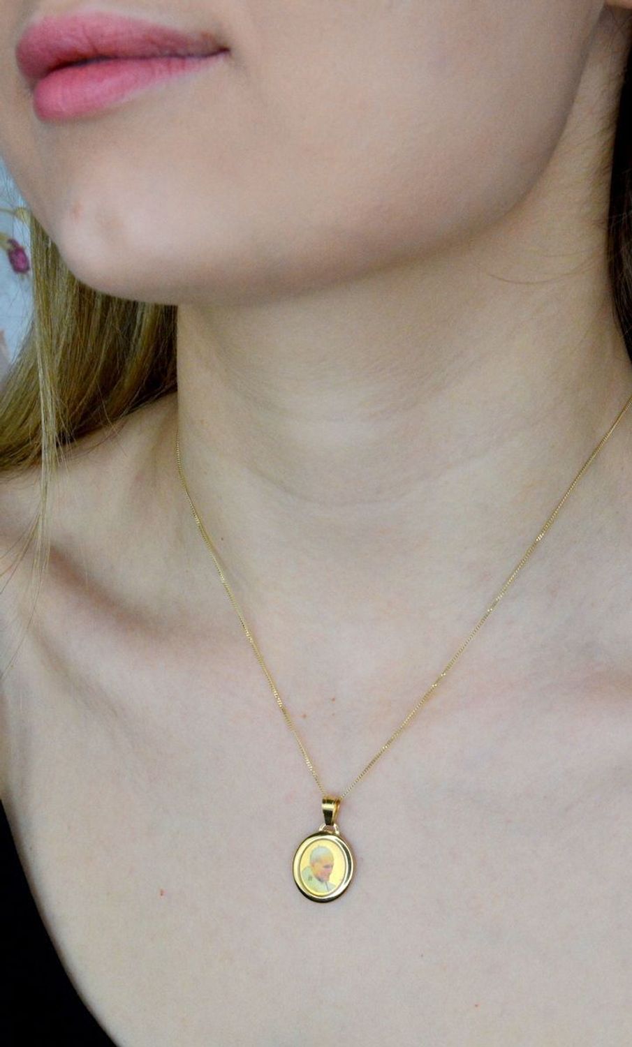 Złota zawieszka medalik 585 Święty Jan Paweł II DIA-ZAW-9013-585. Złoty medalik z wizerunkiem Świętego Jana Pawła II to doskonały upominek dla każdego kto ceni sobie papieża polaka. Na prezent z okazji Pierwszej Komunii Święte.jpg