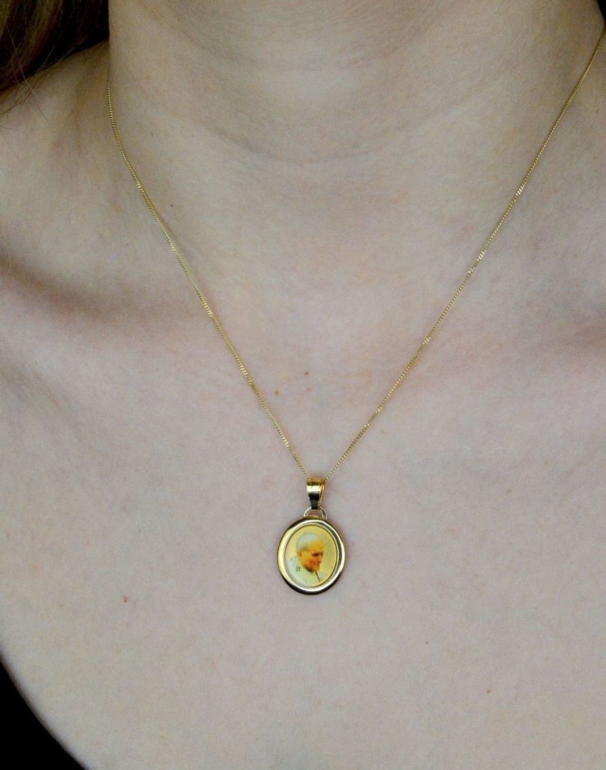 Złota zawieszka medalik 585 Święty Jan Paweł II DIA-ZAW-9013-585. Złoty medalik z wizerunkiem Świętego Jana Pawła II to doskonały upominek dla każdego kto ceni sobie papieża polaka. Na prezent z okazji Pierwszej Komunii Święte.jpg