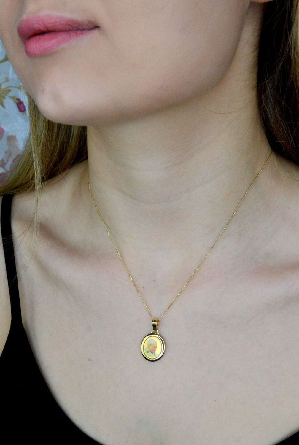 Złota zawieszka medalik 585 Święty Jan Paweł II DIA-ZAW-9013-585. Złoty medalik z wizerunkiem Świętego Jana Pawła II to doskonały upominek dla każdego kto ceni sobie papieża polaka. Na prezent z okazji Pierwszej Komunii Święte.jpg