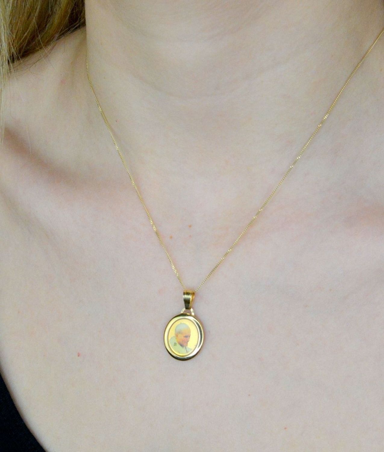 Złota zawieszka medalik 585 Święty Jan Paweł II DIA-ZAW-9013-585. Złoty medalik z wizerunkiem Świętego Jana Pawła II to doskonały upominek dla każdego kto ceni sobie papieża polaka. Na prezent z okazji Pierwszej Komunii Święte.jpg