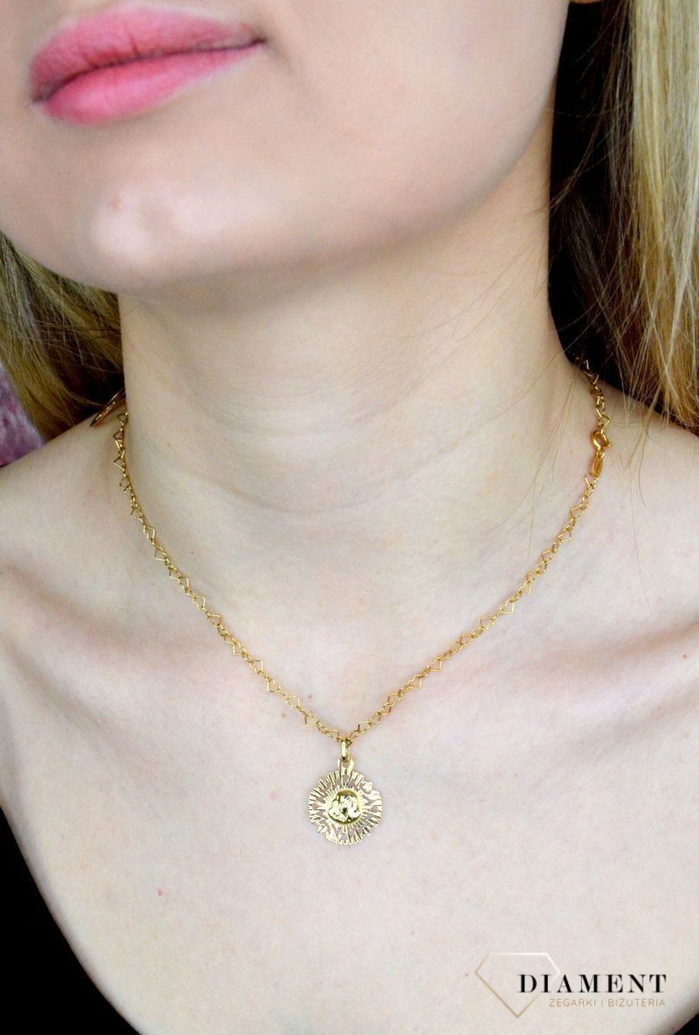 Złota zawieszka 585 medalik z Matką Boską DIA-ZAW-9014-585. Medalik będący wspaniałą pamiątką i prezentem z okazji chrztu, komunii czy bierzmowania. Biżuteria sakralna. Darmowa dostawa..jpg