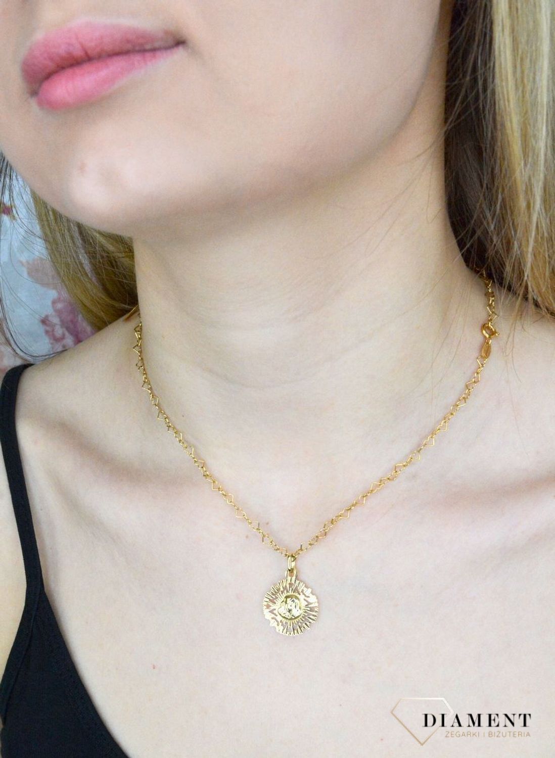 Złota zawieszka 585 medalik z Matką Boską DIA-ZAW-9014-585. Medalik będący wspaniałą pamiątką i prezentem z okazji chrztu, komunii czy bierzmowania. Biżuteria sakralna. Darmowa dostawa..jpg