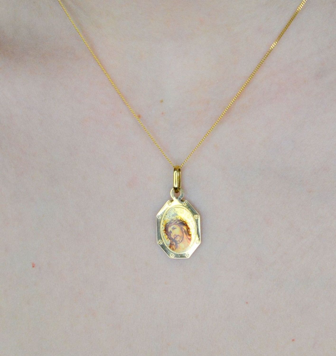 Złota zawieszka 585 medalik Jezus w koronie cierniowej DIA-ZAW-9015-585. Medalik będący wspaniałą pamiątką i prezentem z okazji chrztu, komunii czy bierzmowania. Jezus Chrystus z cierniem medalik. Darmowa dostawa..jpg