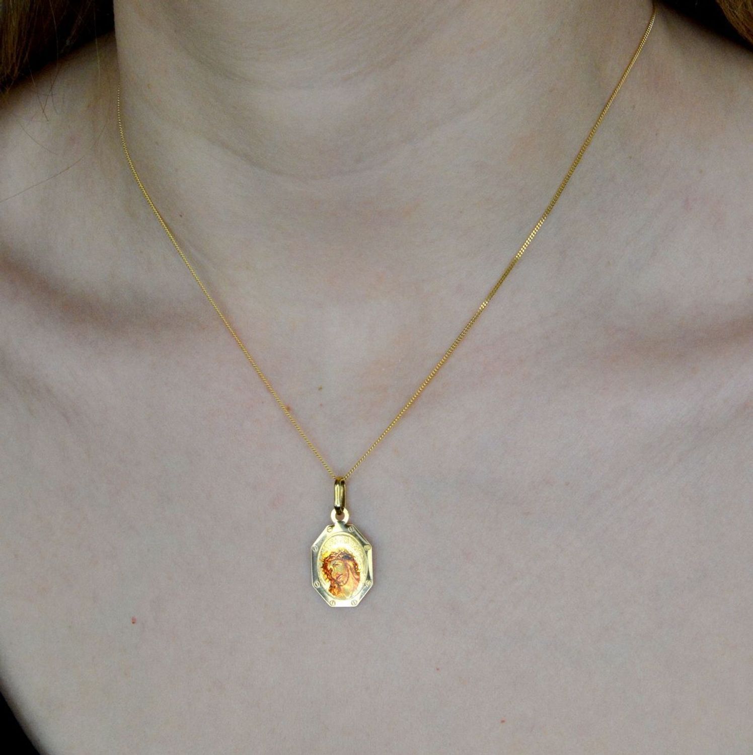 Złota zawieszka 585 medalik Jezus w koronie cierniowej DIA-ZAW-9015-585. Medalik będący wspaniałą pamiątką i prezentem z okazji chrztu, komunii czy bierzmowania. Jezus Chrystus z cierniem medalik. Darmowa dostawa..jpg