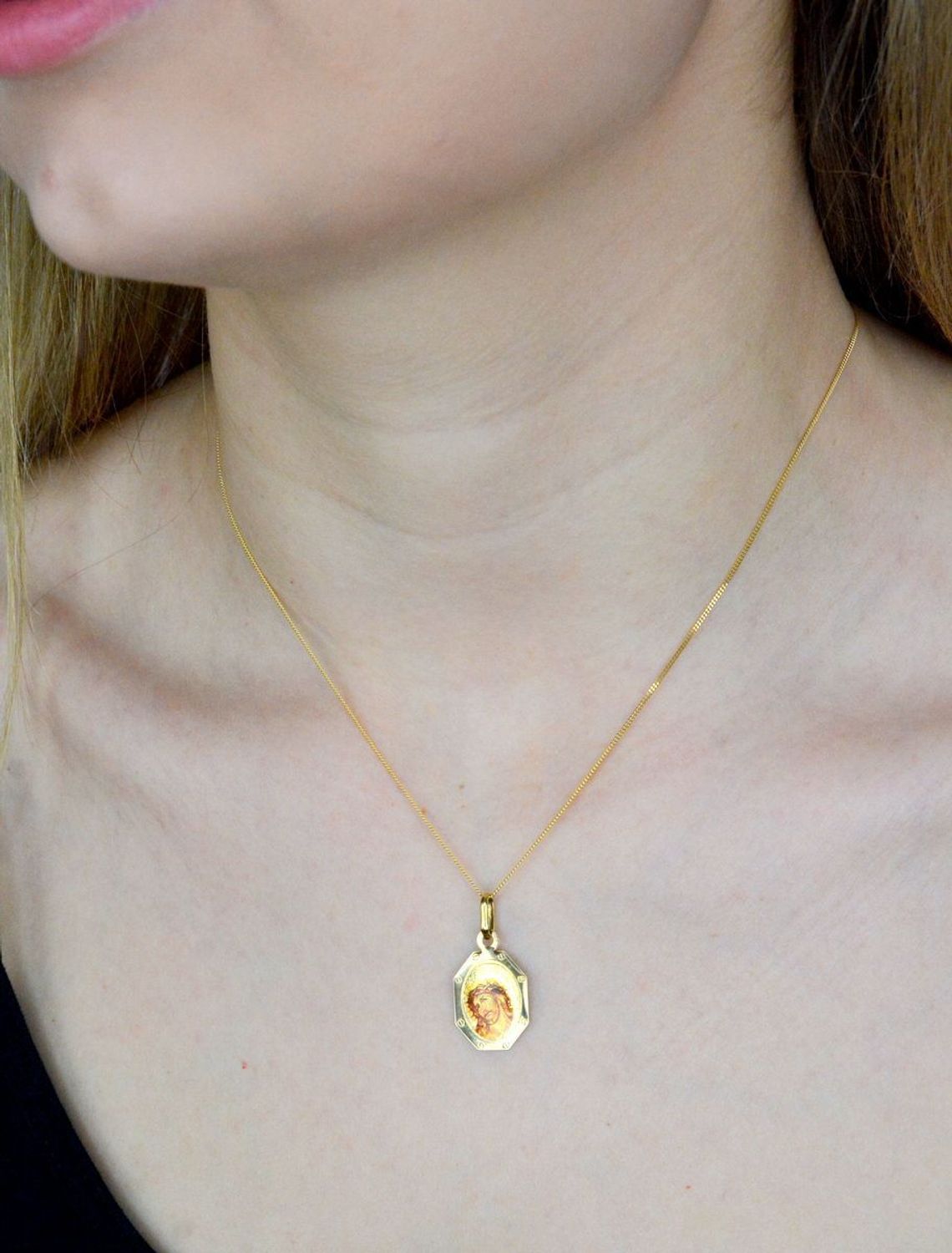 Złota zawieszka 585 medalik Jezus w koronie cierniowej DIA-ZAW-9015-585. Medalik będący wspaniałą pamiątką i prezentem z okazji chrztu, komunii czy bierzmowania. Jezus Chrystus z cierniem medalik. Darmowa dostawa..jpg