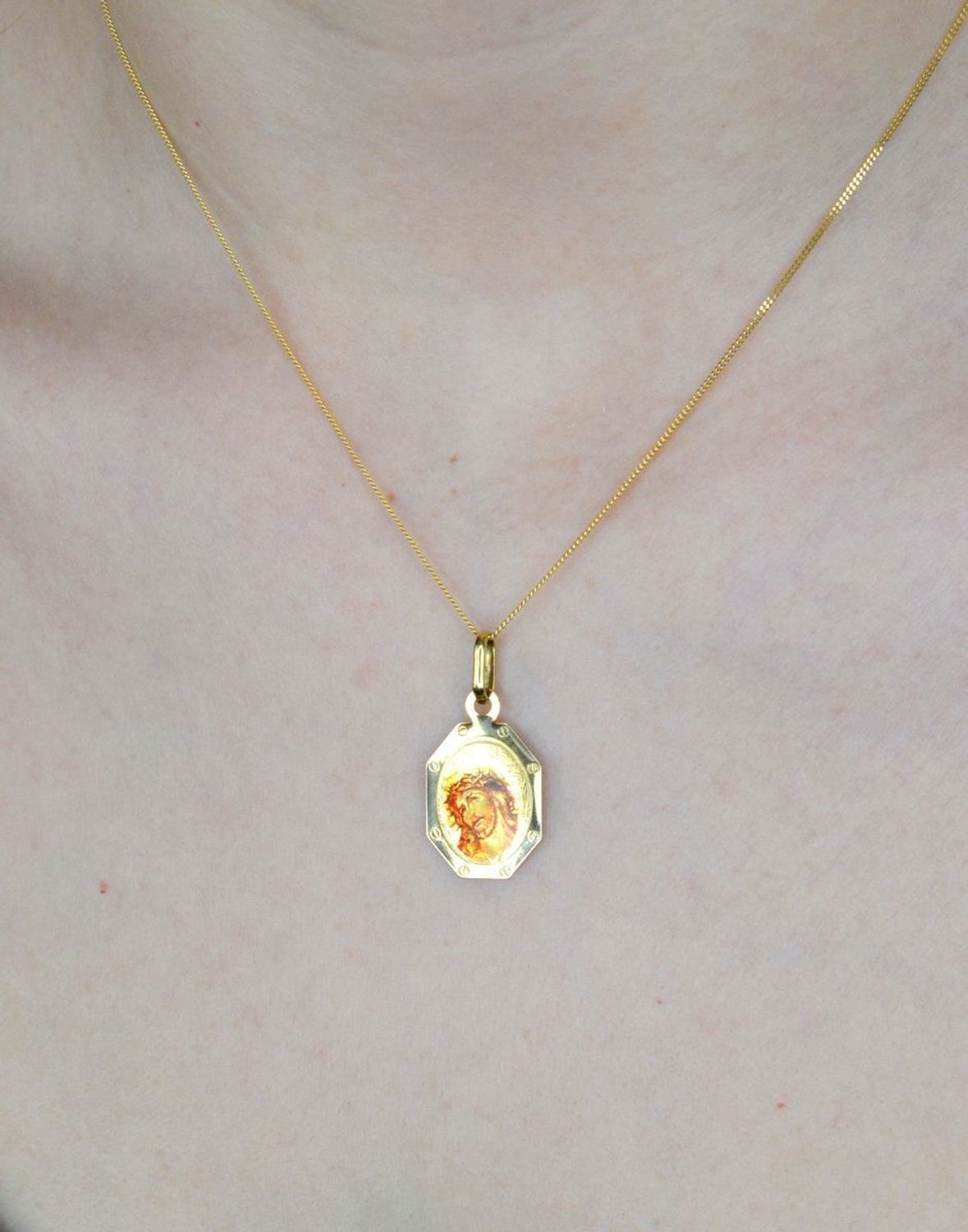 Złota zawieszka 585 medalik Jezus w koronie cierniowej DIA-ZAW-9015-585. Medalik będący wspaniałą pamiątką i prezentem z okazji chrztu, komunii czy bierzmowania. Jezus Chrystus z cierniem medalik. Darmowa dostawa..jpg