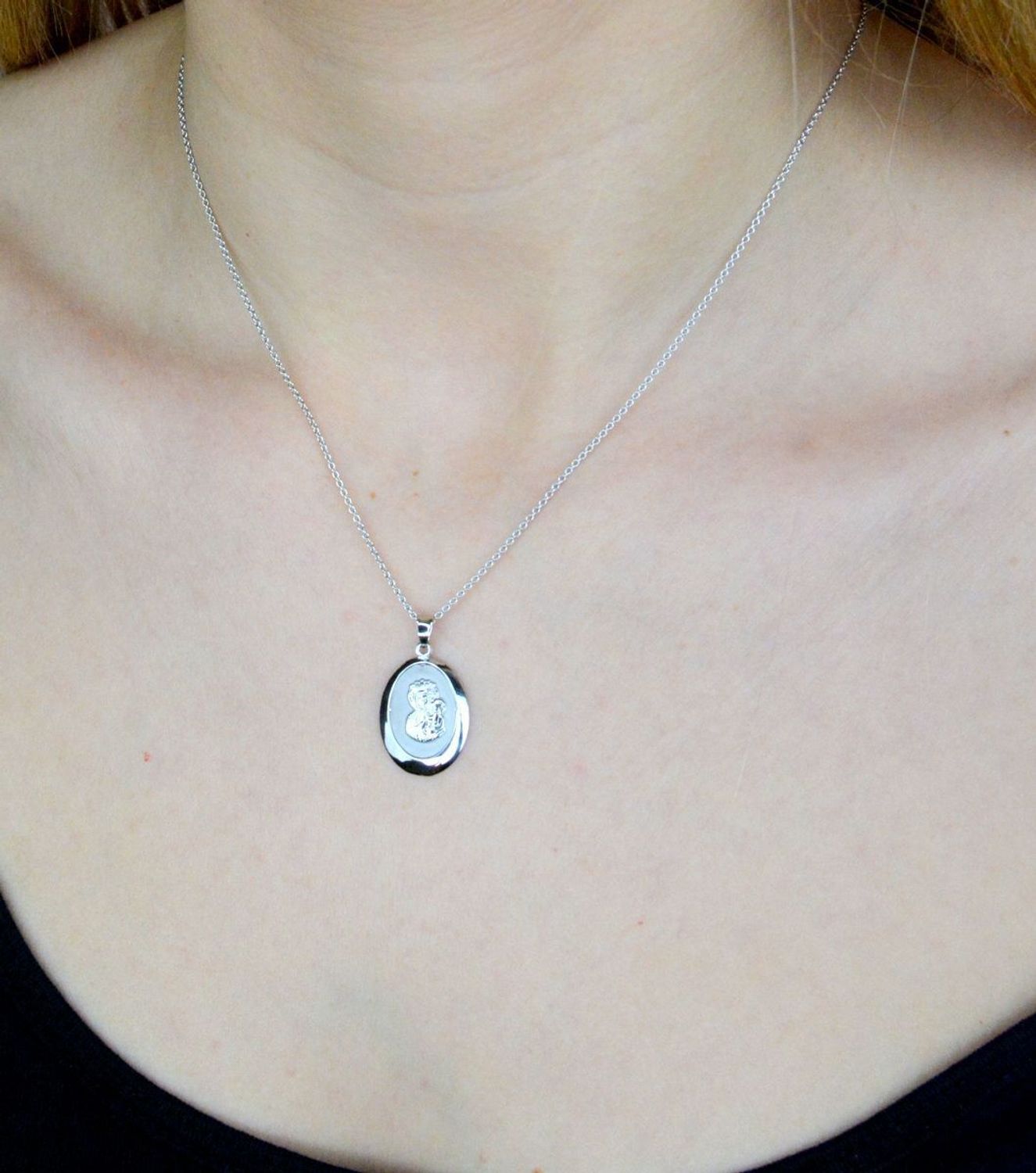 Złota zawieszka 585 medalik z wizerunkiem Matki Boskiej z białego złota DIA-ZAW-9016-585. Medalik będący wspaniałą pamiątką i prezentem z okazji chrztu, komunii czy bierzmowania. Zawieszka białe złoto Maryja z dzieciątkiem Jez.jpg