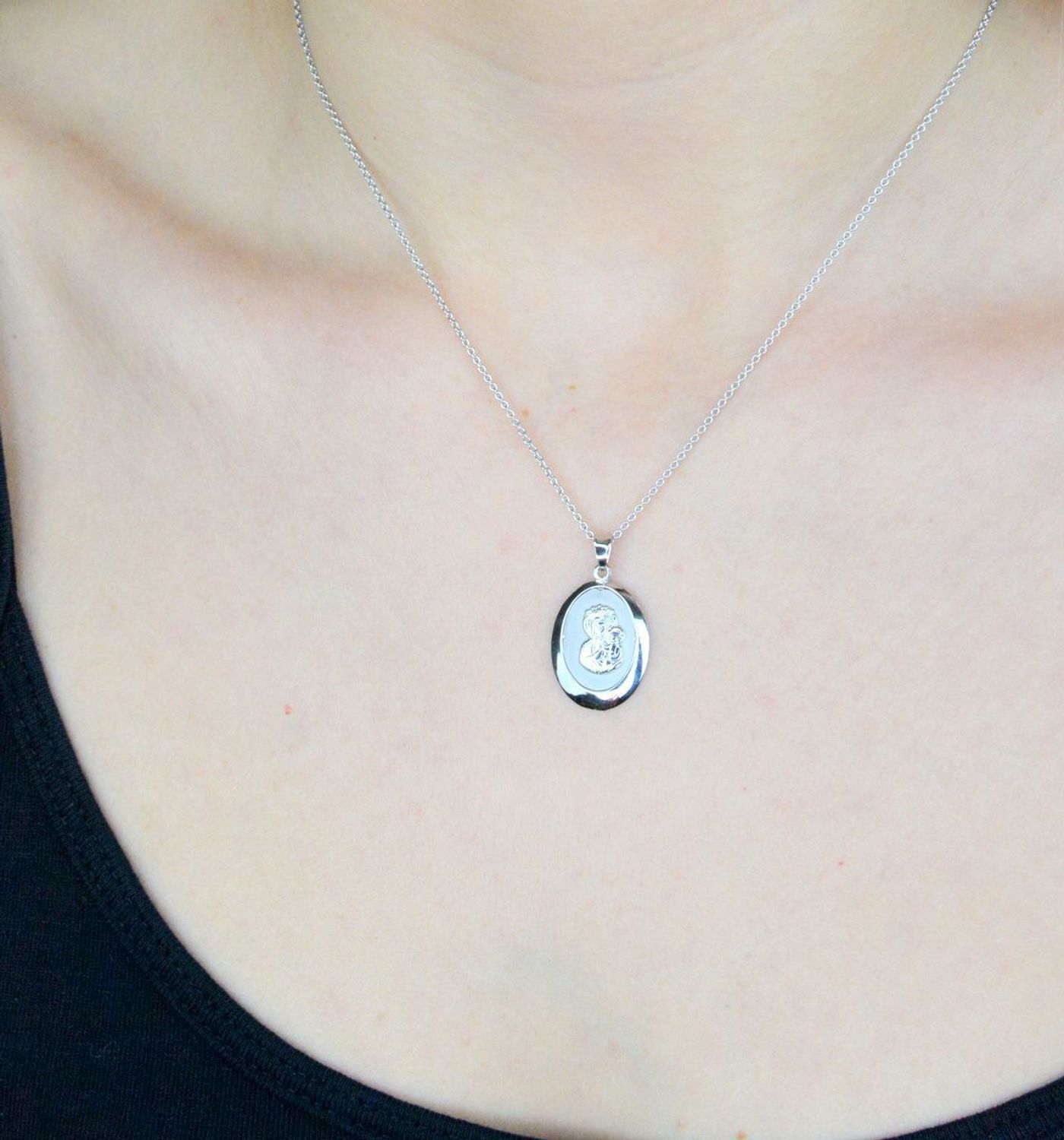 Złota zawieszka 585 medalik z wizerunkiem Matki Boskiej z białego złota DIA-ZAW-9016-585. Medalik będący wspaniałą pamiątką i prezentem z okazji chrztu, komunii czy bierzmowania. Zawieszka białe złoto Maryja z dzieciątkiem Jez.jpg