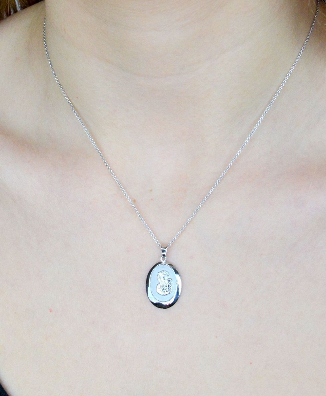 Złota zawieszka 585 medalik z wizerunkiem Matki Boskiej z białego złota DIA-ZAW-9016-585. Medalik będący wspaniałą pamiątką i prezentem z okazji chrztu, komunii czy bierzmowania. Zawieszka białe złoto Maryja z dzieciątkiem Jez.jpg