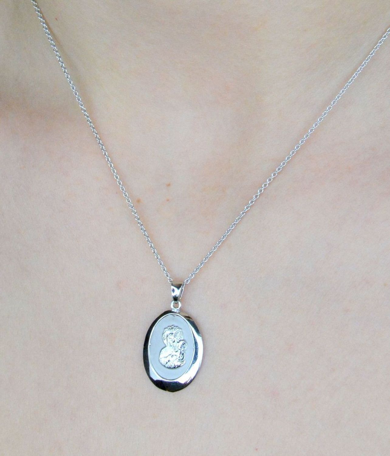 Złota zawieszka 585 medalik z wizerunkiem Matki Boskiej z białego złota DIA-ZAW-9016-585. Medalik będący wspaniałą pamiątką i prezentem z okazji chrztu, komunii czy bierzmowania. Zawieszka białe złoto Maryja z dzieciątkiem Jez.jpg