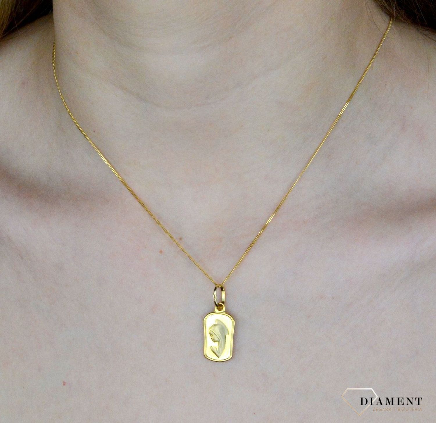 Złota zawieszka 585 medalik z wizerunkiem Matki Boskiej DIA-ZAW-9017-585. Medalik będący wspaniałą pamiątką i prezentem z okazji chrztu, komunii czy bierzmowania. Medalik z Maryją. Biżuteria sakralna..jpg