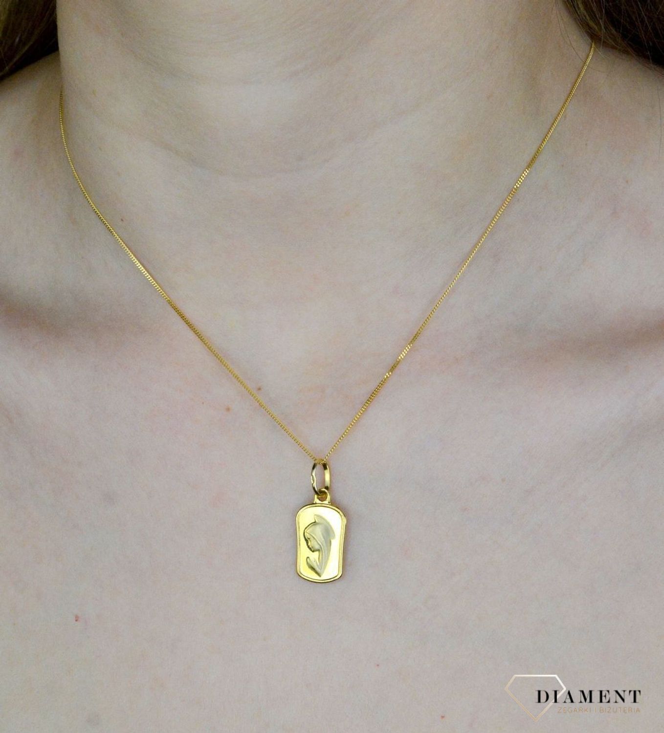 Złota zawieszka 585 medalik z wizerunkiem Matki Boskiej DIA-ZAW-9017-585. Medalik będący wspaniałą pamiątką i prezentem z okazji chrztu, komunii czy bierzmowania. Medalik z Maryją. Biżuteria sakralna..jpg
